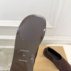 LEMAIRE 2026秋冬新品 极简复古一脚蹬平底乐福鞋 ————————— 作为这两年最受欢迎的设计师牌,设计简单 LEMAIRE 2026秋冬新品 极简复古一脚蹬平底乐福鞋 ————————— 作为这两年最受欢迎的设计师牌,设计简单