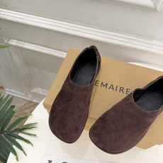 LEMAIRE 2026秋冬新品 极简复古一脚蹬平底乐福鞋 ————————— 作为这两年最受欢迎的设计师牌,设计简单 LEMAIRE 2026秋冬新品 极简复古一脚蹬平底乐福鞋 ————————— 作为这两年最受欢迎的设计师牌,设计简单