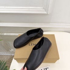 LEMAIRE 2026秋冬新品 极简复古一脚蹬平底乐福鞋 ————————— 作为这两年最受欢迎的设计师牌,设计简单 LEMAIRE 2026秋冬新品 极简复古一脚蹬平底乐福鞋 ————————— 作为这两年最受欢迎的设计师牌,设计简单