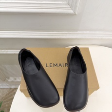 LEMAIRE 2026秋冬新品 极简复古一脚蹬平底乐福鞋 ————————— 作为这两年最受欢迎的设计师牌,设计简单 LEMAIRE 2026秋冬新品 极简复古一脚蹬平底乐福鞋 ————————— 作为这两年最受欢迎的设计师牌,设计简单