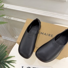 LEMAIRE 2026秋冬新品 极简复古一脚蹬平底乐福鞋 ————————— 作为这两年最受欢迎的设计师牌,设计简单 LEMAIRE 2026秋冬新品 极简复古一脚蹬平底乐福鞋 ————————— 作为这两年最受欢迎的设计师牌,设计简单