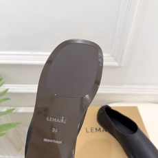 LEMAIRE 2026秋冬新品 极简复古一脚蹬平底乐福鞋 ————————— 作为这两年最受欢迎的设计师牌,设计简单 LEMAIRE 2026秋冬新品 极简复古一脚蹬平底乐福鞋 ————————— 作为这两年最受欢迎的设计师牌,设计简单