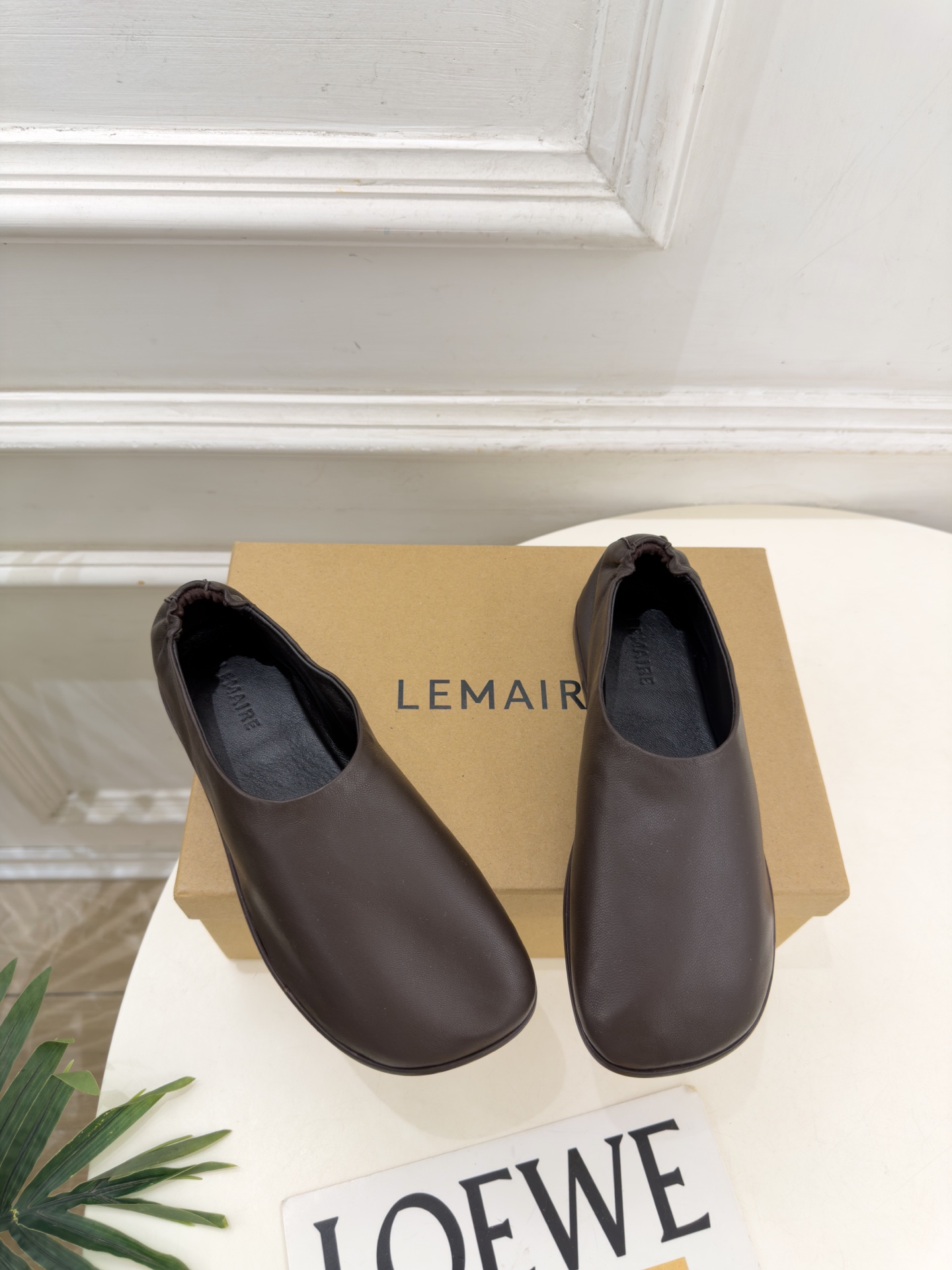 LEMAIRE 2026秋冬新品 极简复古一脚蹬平底乐福鞋 ————————— 作为这两年最受欢迎的设计师牌,设计简单 LEMAIRE 2026秋冬新品 极简复古一脚蹬平底乐福鞋 ————————— 作为这两年最受欢迎的设计师牌,设计简单