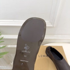 LEMAIRE 2026秋冬新品 极简复古一脚蹬平底乐福鞋 ————————— 作为这两年最受欢迎的设计师牌,设计简单 LEMAIRE 2026秋冬新品 极简复古一脚蹬平底乐福鞋 ————————— 作为这两年最受欢迎的设计师牌,设计简单