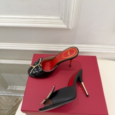 Valentino 华伦天奴 26𝐬𝐬 2026秋冬新品 VT蝴蝶水钻金属跟高跟拖鞋 上新☑️ ——————————— Valentino 华伦天奴 26𝐬𝐬 2026秋冬新品 VT蝴蝶水钻金属跟高跟拖鞋 上新☑️ ———————————