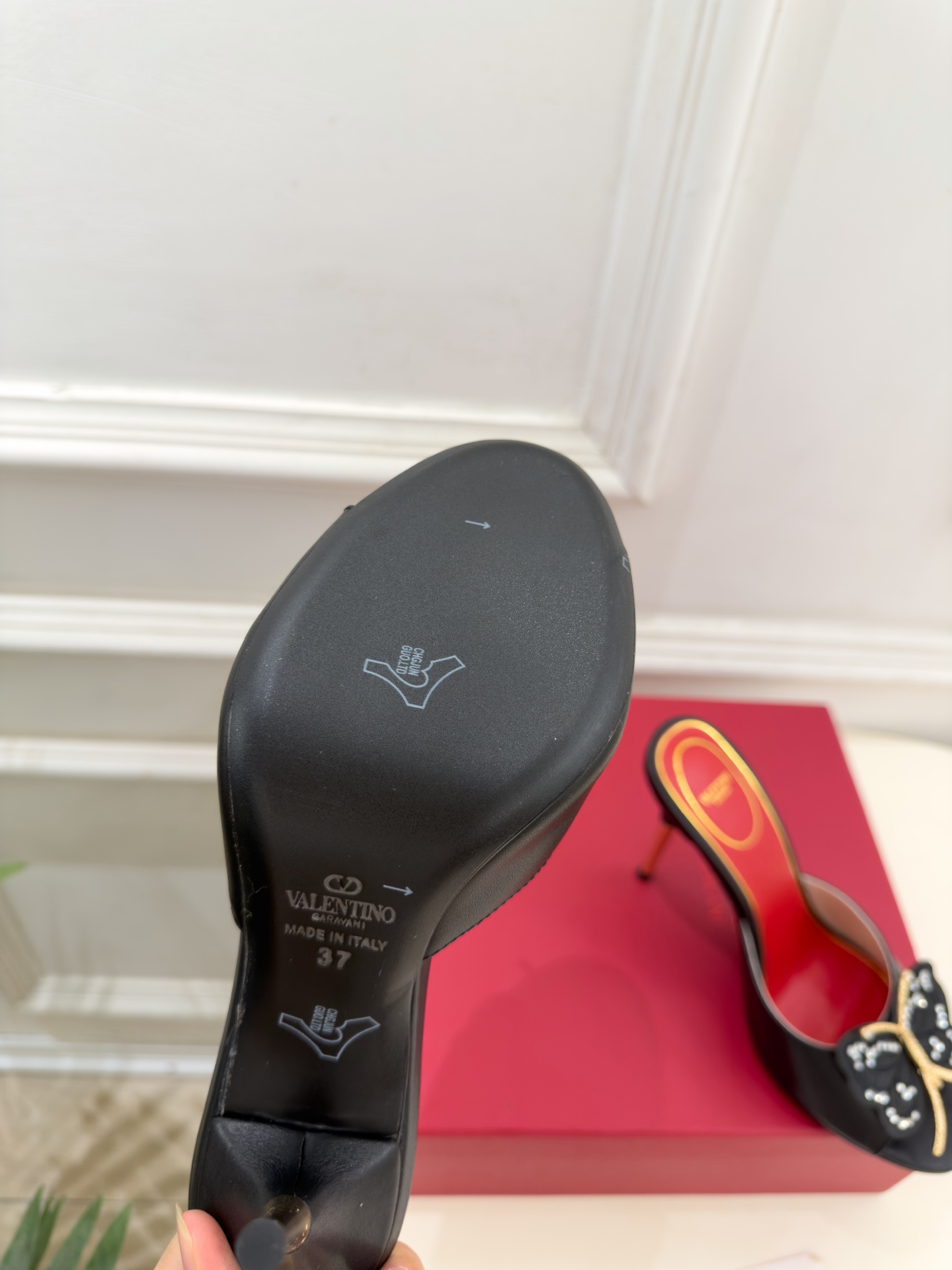 Valentino 华伦天奴 26𝐬𝐬 2026秋冬新品 VT蝴蝶水钻金属跟高跟拖鞋 上新☑️ ——————————— Valentino 华伦天奴 26𝐬𝐬 2026秋冬新品 VT蝴蝶水钻金属跟高跟拖鞋 上新☑️ ———————————