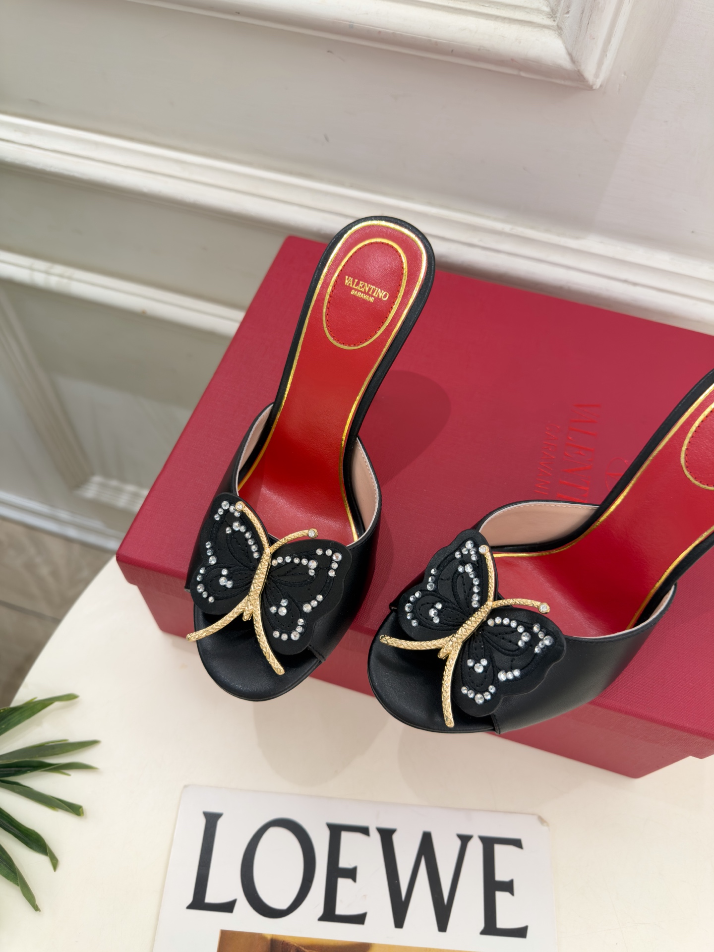 Valentino 华伦天奴 26𝐬𝐬 2026秋冬新品 VT蝴蝶水钻金属跟高跟拖鞋 上新☑️ ——————————— Valentino 华伦天奴 26𝐬𝐬 2026秋冬新品 VT蝴蝶水钻金属跟高跟拖鞋 上新☑️ ———————————