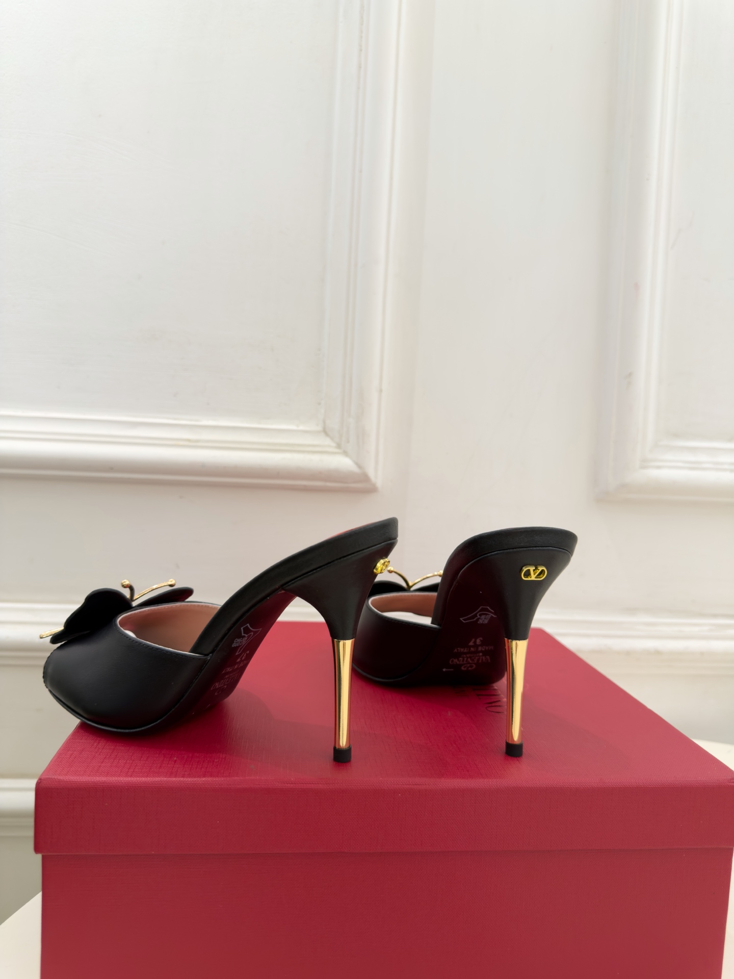 Valentino 华伦天奴 26𝐬𝐬 2026秋冬新品 VT蝴蝶水钻金属跟高跟拖鞋 上新☑️ ——————————— Valentino 华伦天奴 26𝐬𝐬 2026秋冬新品 VT蝴蝶水钻金属跟高跟拖鞋 上新☑️ ———————————