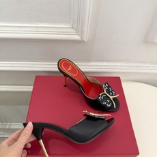 Valentino 华伦天奴 26𝐬𝐬 2026秋冬新品 VT蝴蝶水钻金属跟高跟拖鞋 上新☑️ ——————————— Valentino 华伦天奴 26𝐬𝐬 2026秋冬新品 VT蝴蝶水钻金属跟高跟拖鞋 上新☑️ ———————————