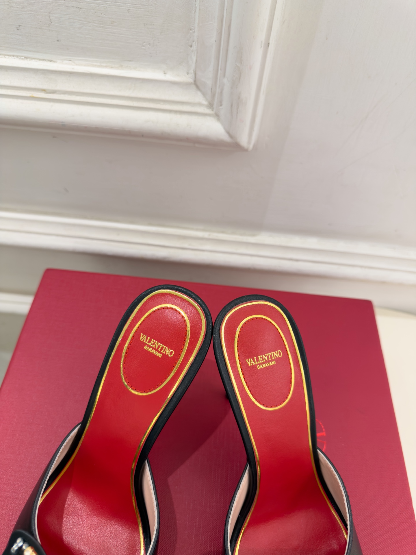 Valentino 华伦天奴 26𝐬𝐬 2026秋冬新品 VT蝴蝶水钻金属跟高跟拖鞋 上新☑️ ——————————— Valentino 华伦天奴 26𝐬𝐬 2026秋冬新品 VT蝴蝶水钻金属跟高跟拖鞋 上新☑️ ———————————