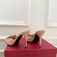 Valentino 华伦天奴 26𝐬𝐬 2026秋冬新品 VT蝴蝶水钻金属跟高跟拖鞋 上新☑️ ——————————— Valentino 华伦天奴 26𝐬𝐬 2026秋冬新品 VT蝴蝶水钻金属跟高跟拖鞋 上新☑️ ———————————