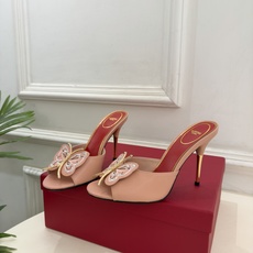 Valentino 华伦天奴 26𝐬𝐬 2026秋冬新品 VT蝴蝶水钻金属跟高跟拖鞋 上新☑️ ——————————— Valentino 华伦天奴 26𝐬𝐬 2026秋冬新品 VT蝴蝶水钻金属跟高跟拖鞋 上新☑️ ———————————
