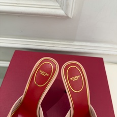 Valentino 华伦天奴 26𝐬𝐬 2026秋冬新品 VT蝴蝶水钻金属跟高跟拖鞋 上新☑️ ——————————— Valentino 华伦天奴 26𝐬𝐬 2026秋冬新品 VT蝴蝶水钻金属跟高跟拖鞋 上新☑️ ———————————
