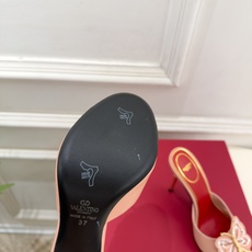 Valentino 华伦天奴 26𝐬𝐬 2026秋冬新品 VT蝴蝶水钻金属跟高跟拖鞋 上新☑️ ——————————— Valentino 华伦天奴 26𝐬𝐬 2026秋冬新品 VT蝴蝶水钻金属跟高跟拖鞋 上新☑️ ———————————