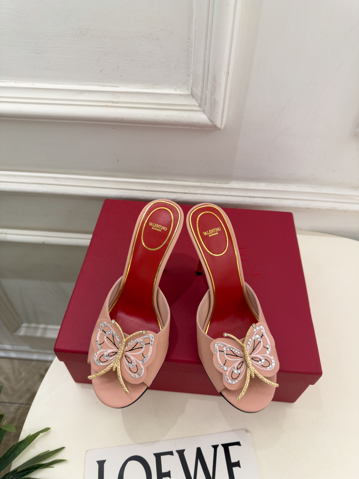 Valentino 华伦天奴 26𝐬𝐬 2026秋冬新品 VT蝴蝶水钻金属跟高跟拖鞋 上新☑️ ——————————— Valentino 华伦天奴 26𝐬𝐬 2026秋冬新品 VT蝴蝶水钻金属跟高跟拖鞋 上新☑️ ———————————