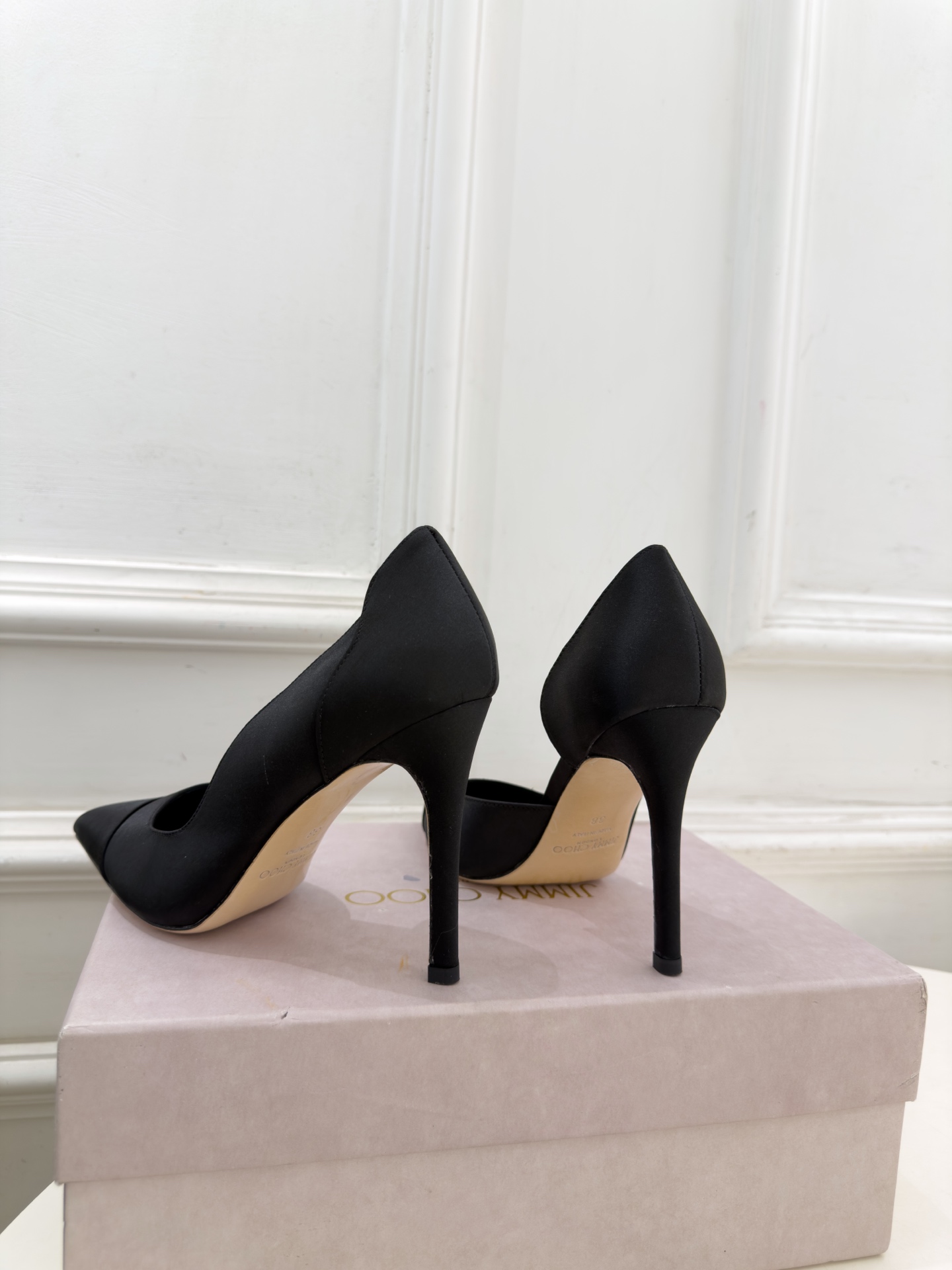 JimmyChoo 吉米周 26𝐬𝐬 ——— ✨ 2026秋冬新品 专柜最新 JC真丝缎面尖头内空高跟鞋 B JimmyChoo 吉米周 26𝐬𝐬 ——— ✨ 2026秋冬新品 专柜最新 JC真丝缎面尖头内空高跟鞋 B