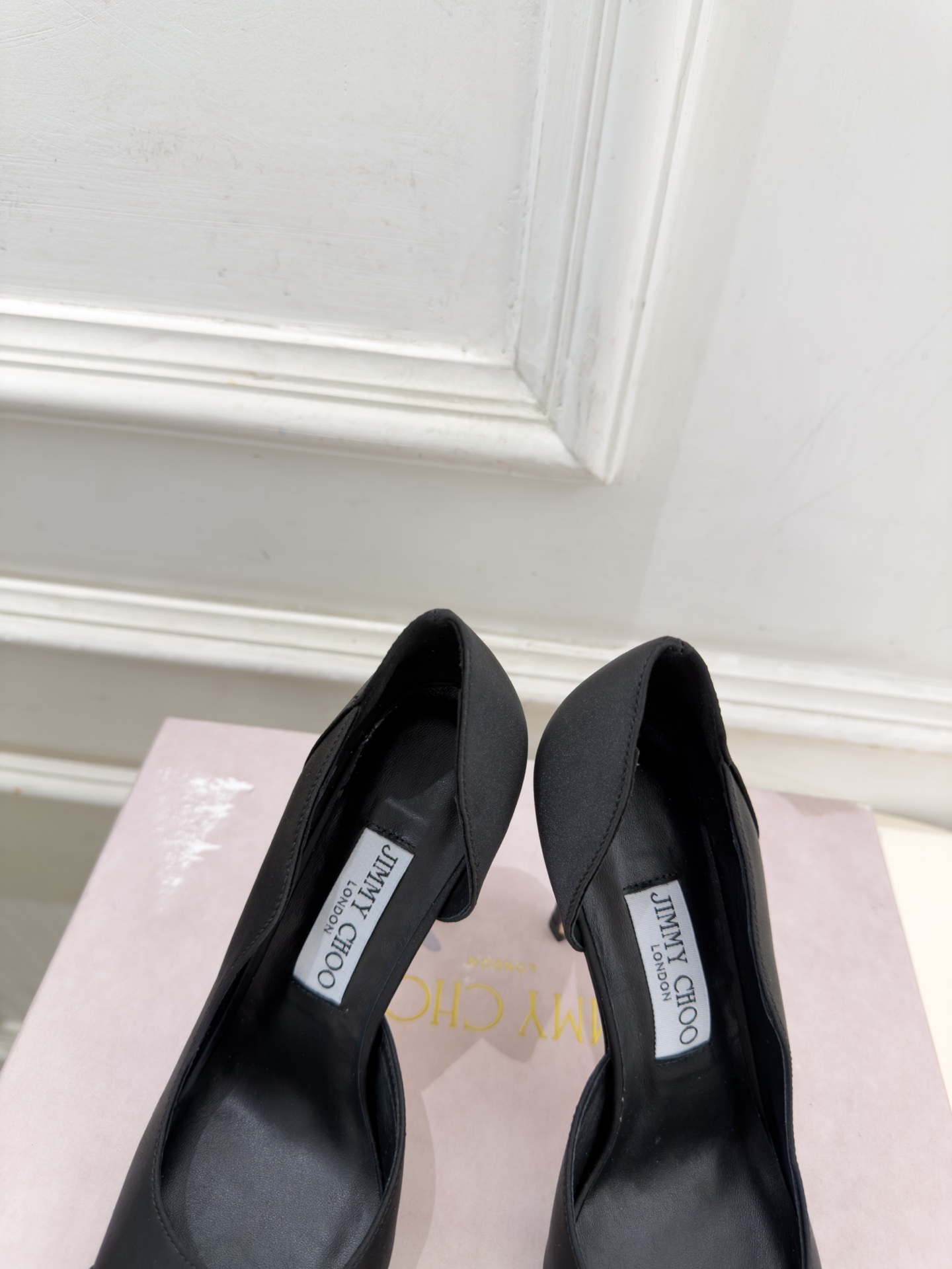 JimmyChoo 吉米周 26𝐬𝐬 ——— ✨ 2026秋冬新品 专柜最新 JC真丝缎面尖头内空高跟鞋 B JimmyChoo 吉米周 26𝐬𝐬 ——— ✨ 2026秋冬新品 专柜最新 JC真丝缎面尖头内空高跟鞋 B