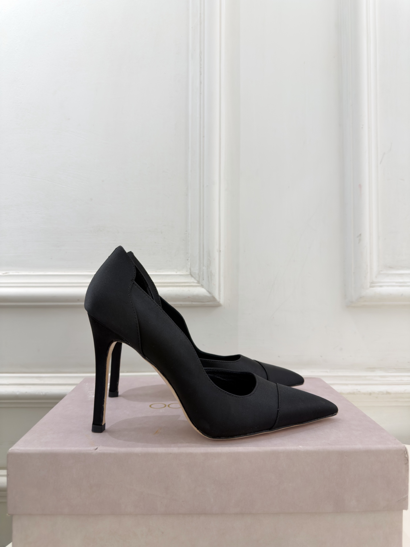 JimmyChoo 吉米周 26𝐬𝐬 ——— ✨ 2026秋冬新品 专柜最新 JC真丝缎面尖头内空高跟鞋 B JimmyChoo 吉米周 26𝐬𝐬 ——— ✨ 2026秋冬新品 专柜最新 JC真丝缎面尖头内空高跟鞋 B