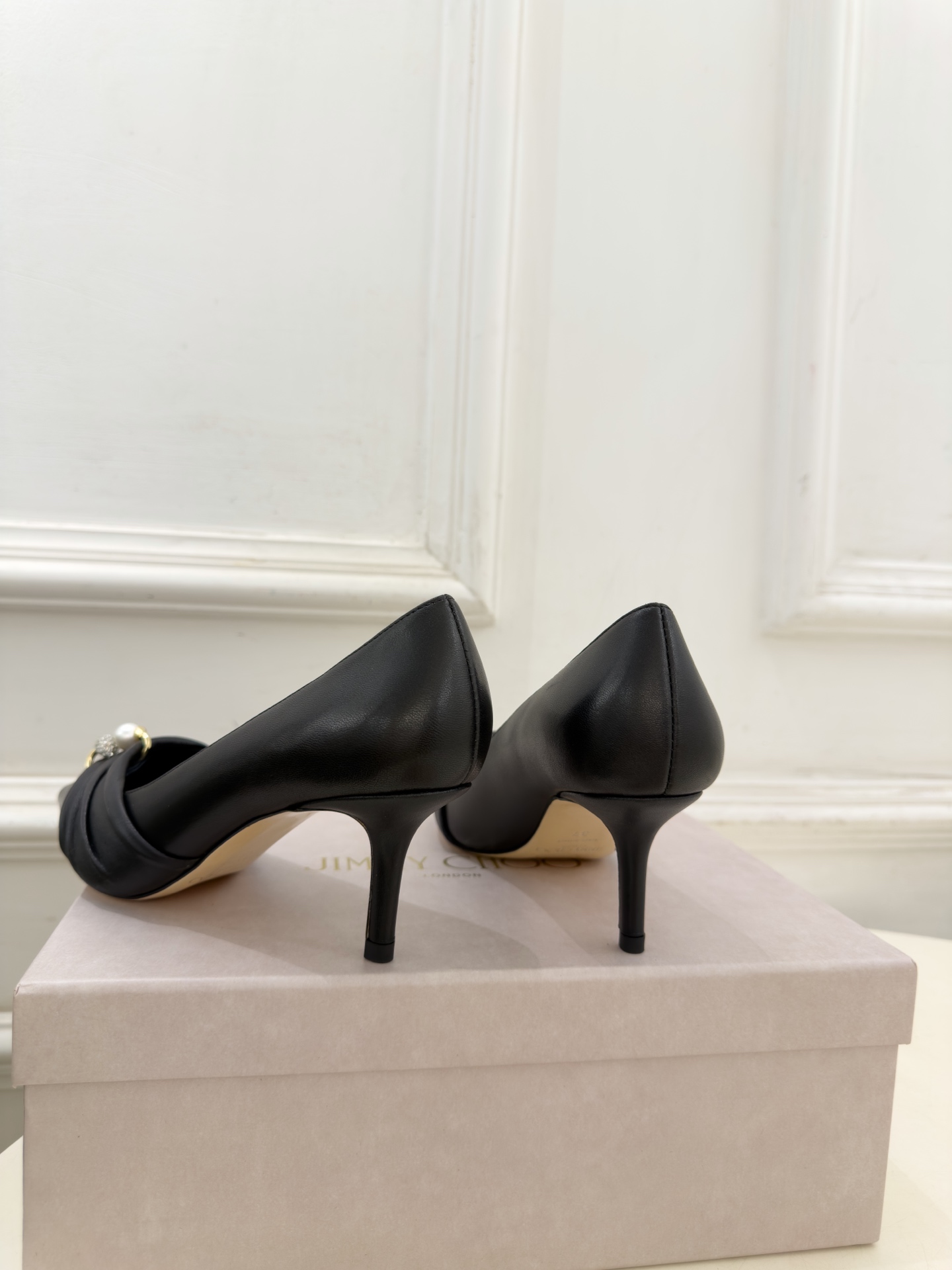 JimmyChoo 吉米周 26𝐬𝐬 ——— ✨ 2026秋冬新品 专柜最新JC珍珠水钻褶皱尖头高跟鞋 BS JimmyChoo 吉米周 26𝐬𝐬 ——— ✨ 2026秋冬新品 专柜最新JC珍珠水钻褶皱尖头高跟鞋 BS
