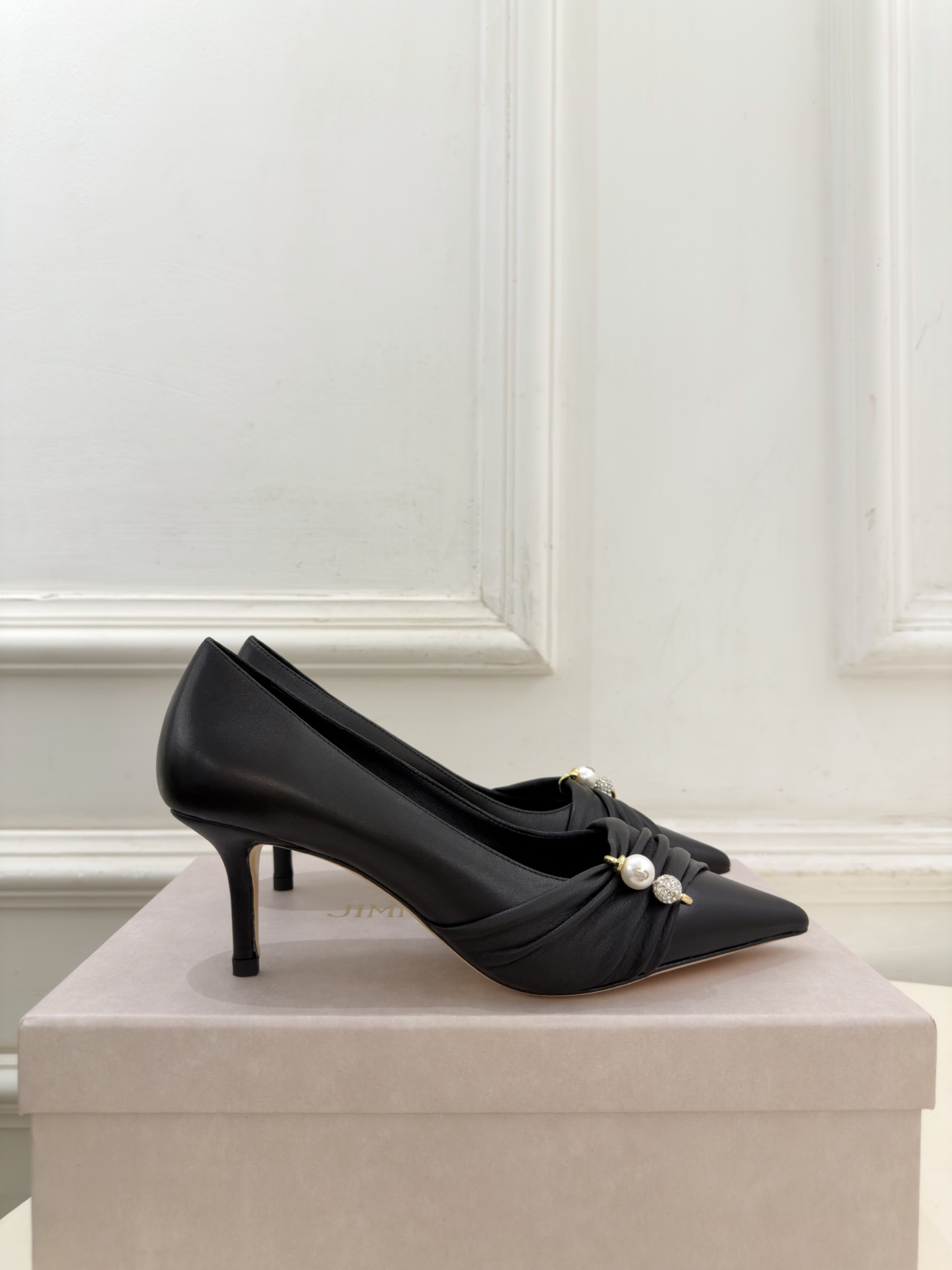 JimmyChoo 吉米周 26𝐬𝐬 ——— ✨ 2026秋冬新品 专柜最新JC珍珠水钻褶皱尖头高跟鞋 BS JimmyChoo 吉米周 26𝐬𝐬 ——— ✨ 2026秋冬新品 专柜最新JC珍珠水钻褶皱尖头高跟鞋 BS