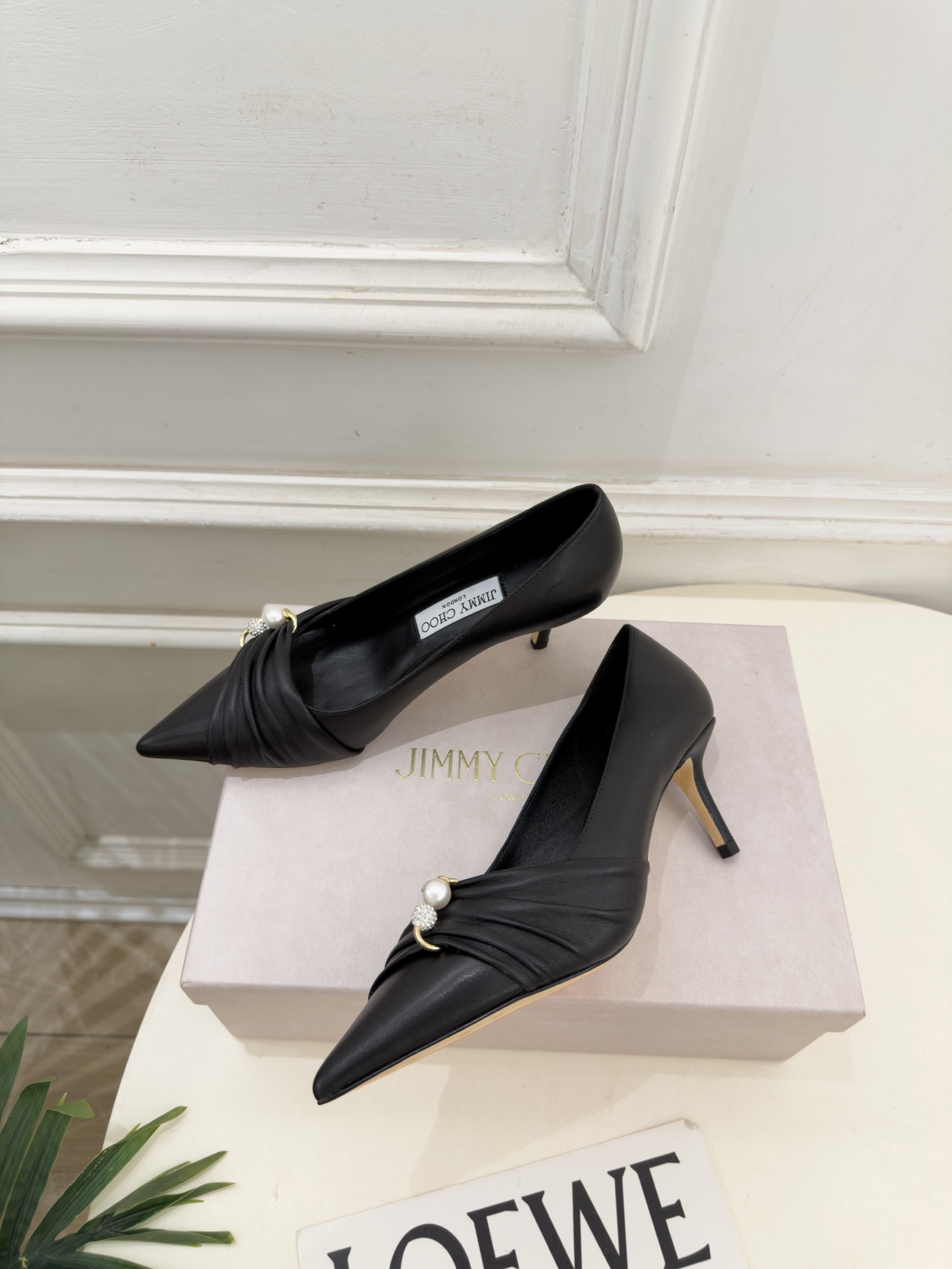 JimmyChoo 吉米周 26𝐬𝐬 ——— ✨ 2026秋冬新品 专柜最新JC珍珠水钻褶皱尖头高跟鞋 BS JimmyChoo 吉米周 26𝐬𝐬 ——— ✨ 2026秋冬新品 专柜最新JC珍珠水钻褶皱尖头高跟鞋 BS