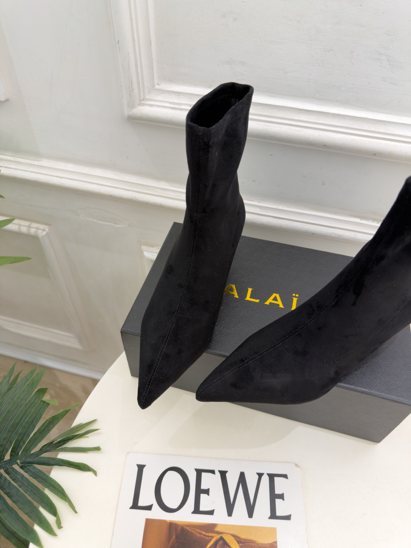 ALAÏA 阿莱亚26𝐬𝐬   2026秋冬新品 秀场同款 极简复古尖头小猫跟短靴 ————————— Alaïa作为这