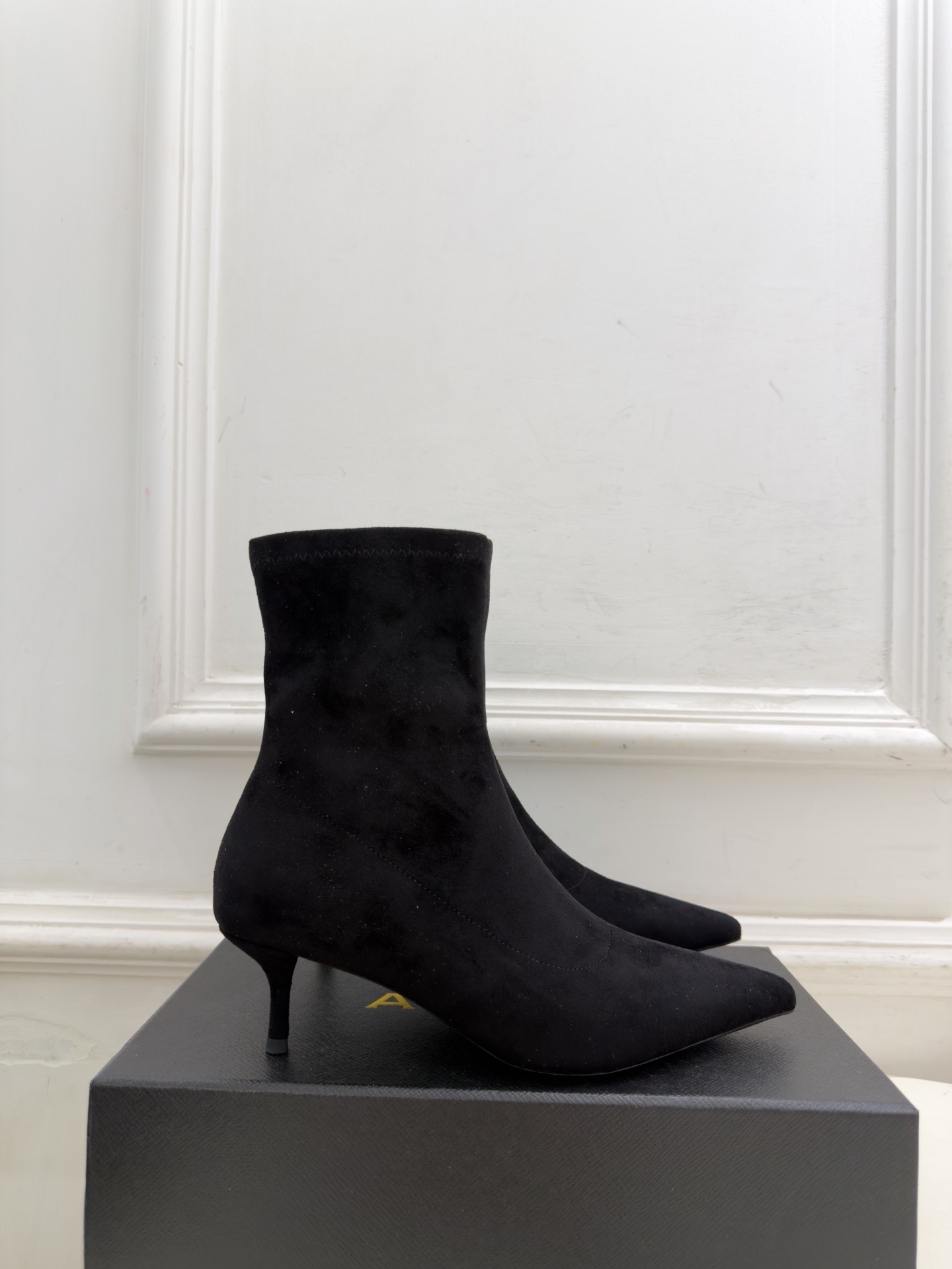 ALAÏA 阿莱亚26𝐬𝐬   2026秋冬新品 秀场同款 极简复古尖头小猫跟短靴 ————————— Alaïa作为这