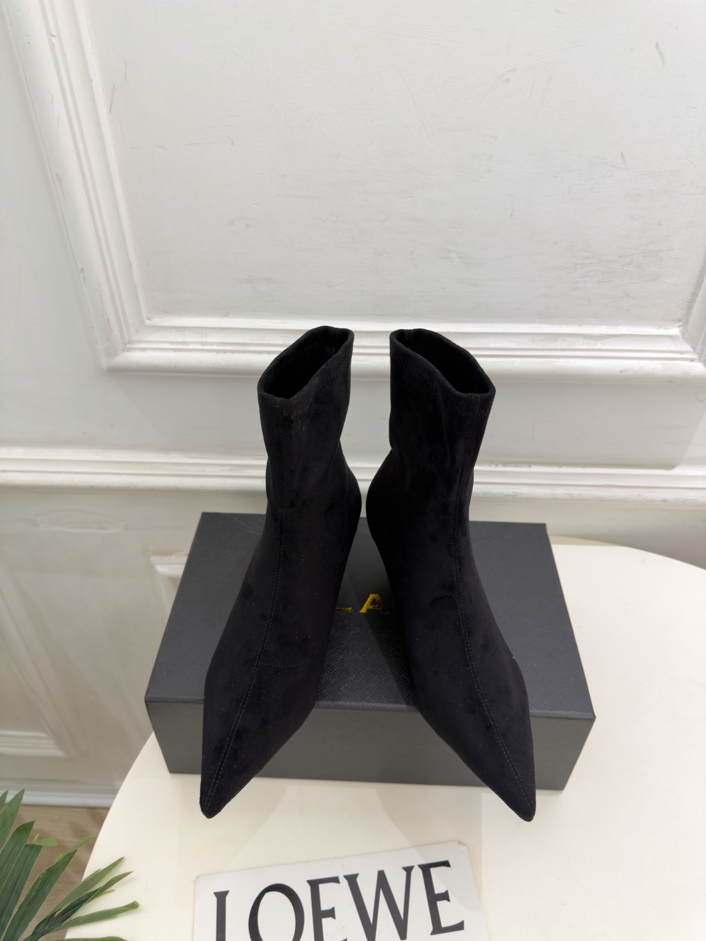 ALAÏA 阿莱亚26𝐬𝐬   2026秋冬新品 秀场同款 极简复古尖头小猫跟短靴 ————————— Alaïa作为这