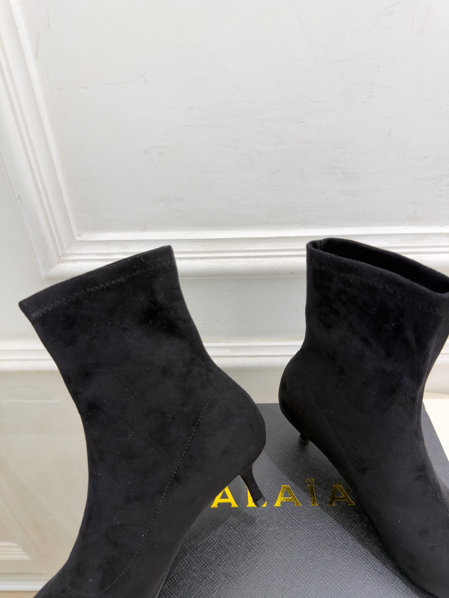 ALAÏA 阿莱亚26𝐬𝐬   2026秋冬新品 秀场同款 极简复古尖头小猫跟短靴 ————————— Alaïa作为这