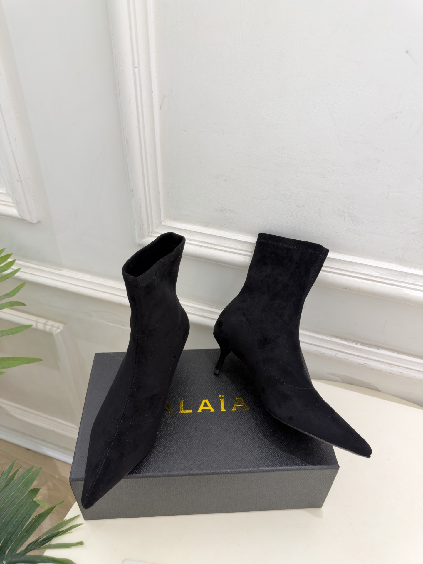 ALAÏA 阿莱亚26𝐬𝐬   2026秋冬新品 秀场同款 极简复古尖头小猫跟短靴 ————————— Alaïa作为这
