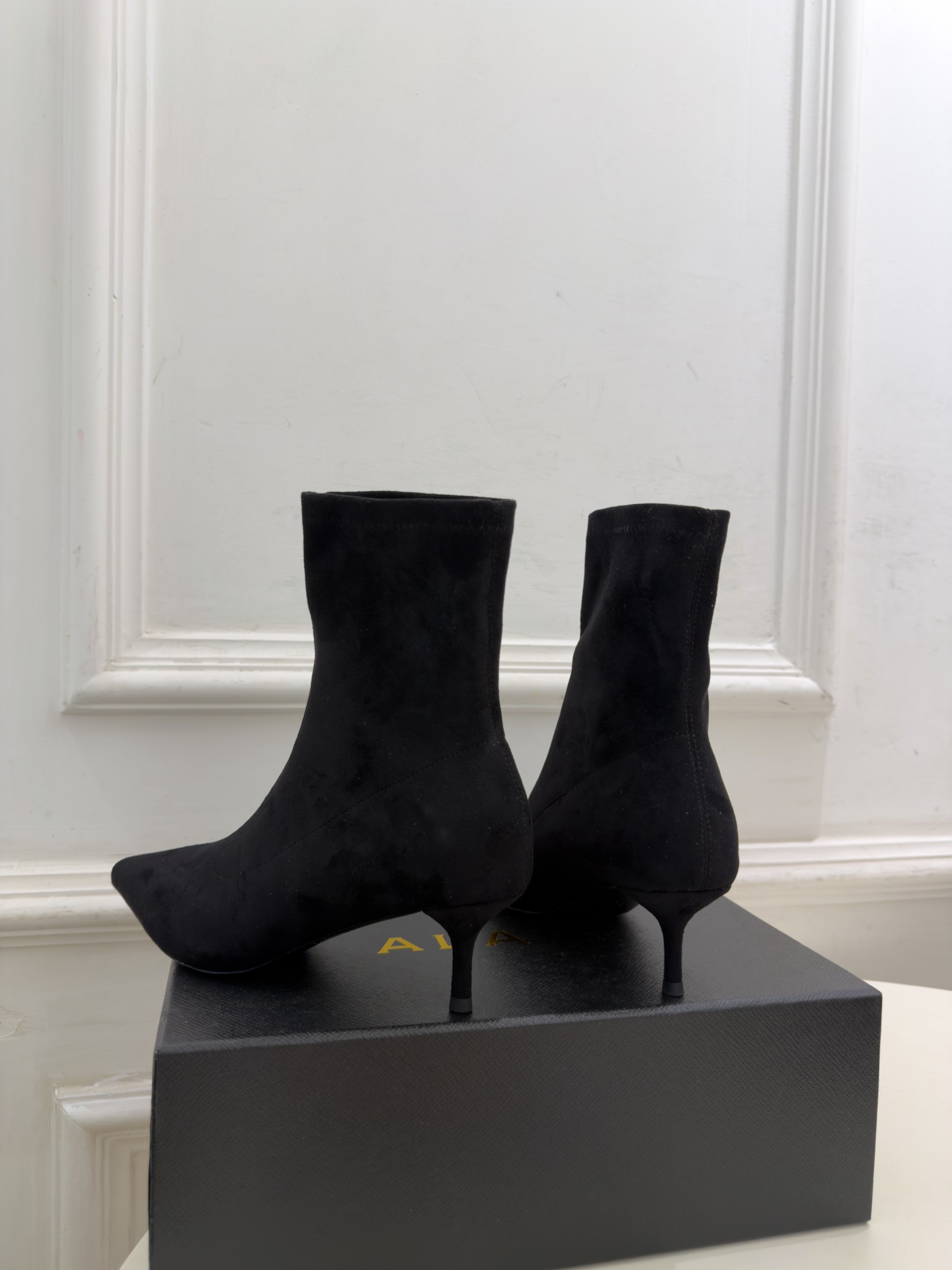 ALAÏA 阿莱亚26𝐬𝐬   2026秋冬新品 秀场同款 极简复古尖头小猫跟短靴 ————————— Alaïa作为这