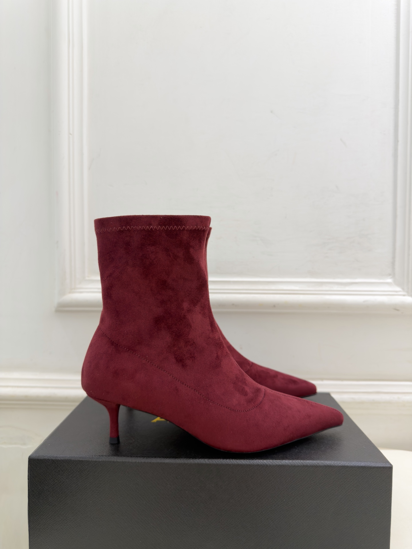 ALAÏA 阿莱亚26𝐬𝐬   2026秋冬新品 秀场同款 极简复古尖头小猫跟短靴 ————————— Alaïa作为这