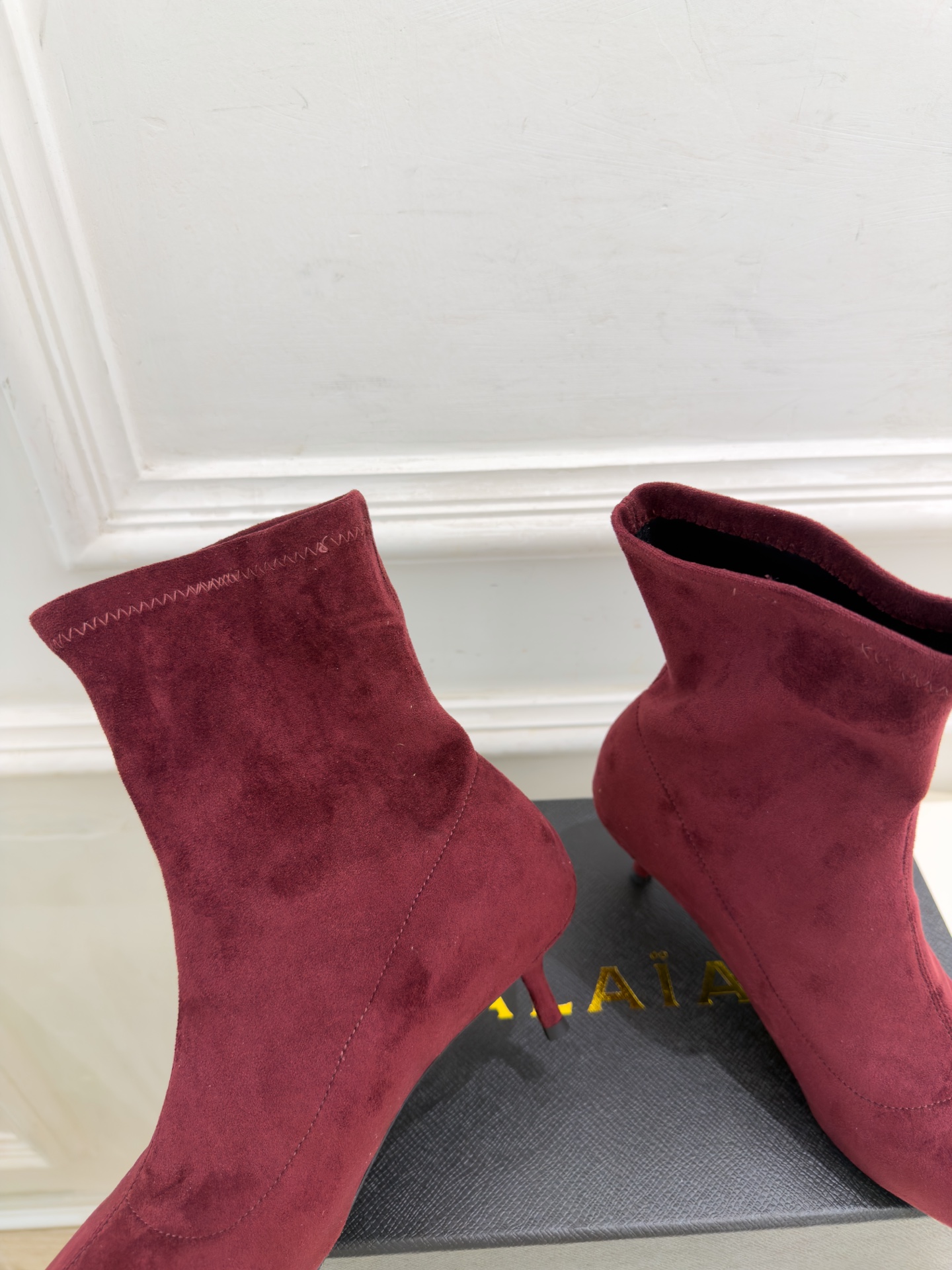 ALAÏA 阿莱亚26𝐬𝐬   2026秋冬新品 秀场同款 极简复古尖头小猫跟短靴 ————————— Alaïa作为这