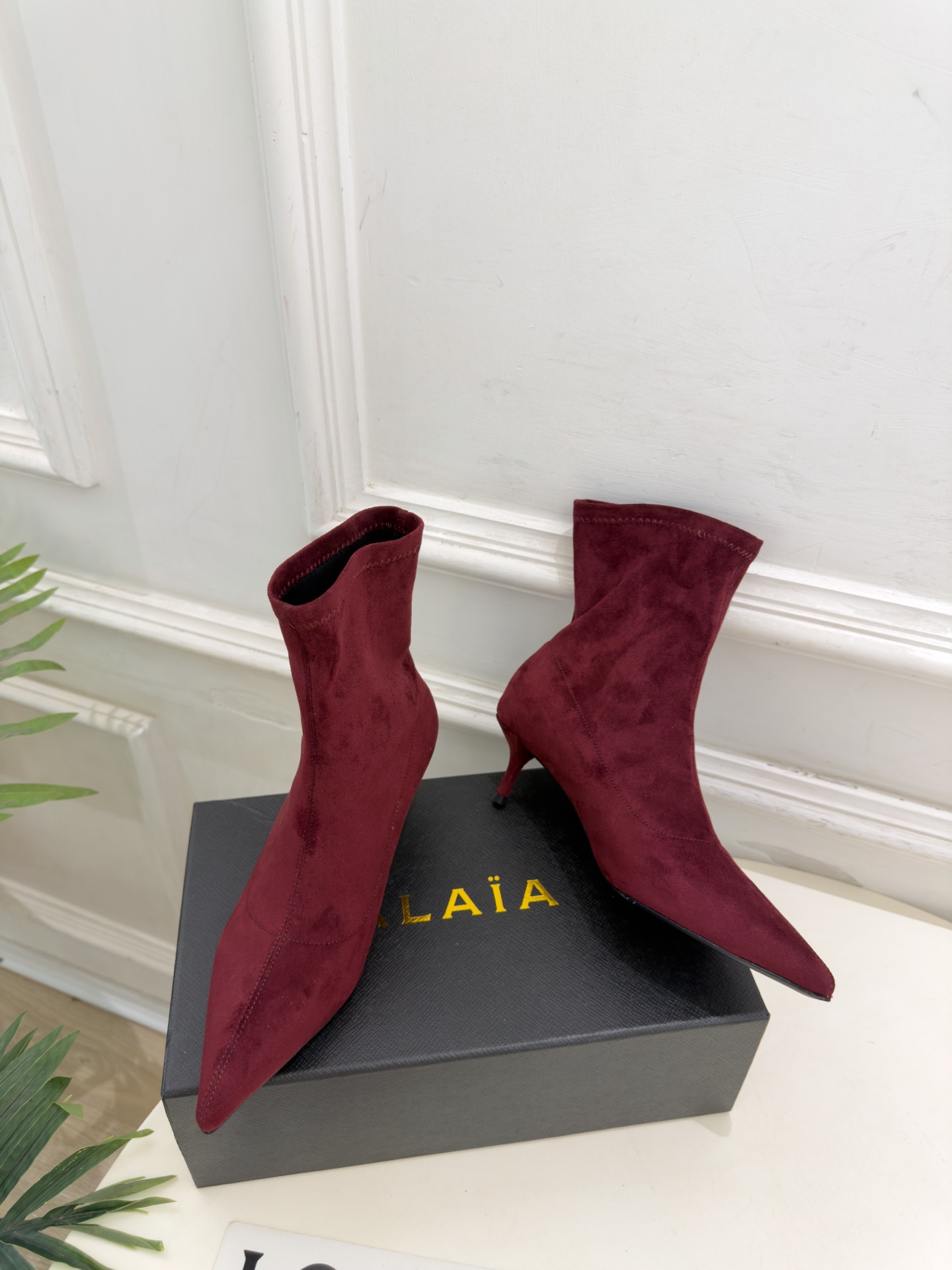ALAÏA 阿莱亚26𝐬𝐬   2026秋冬新品 秀场同款 极简复古尖头小猫跟短靴 ————————— Alaïa作为这