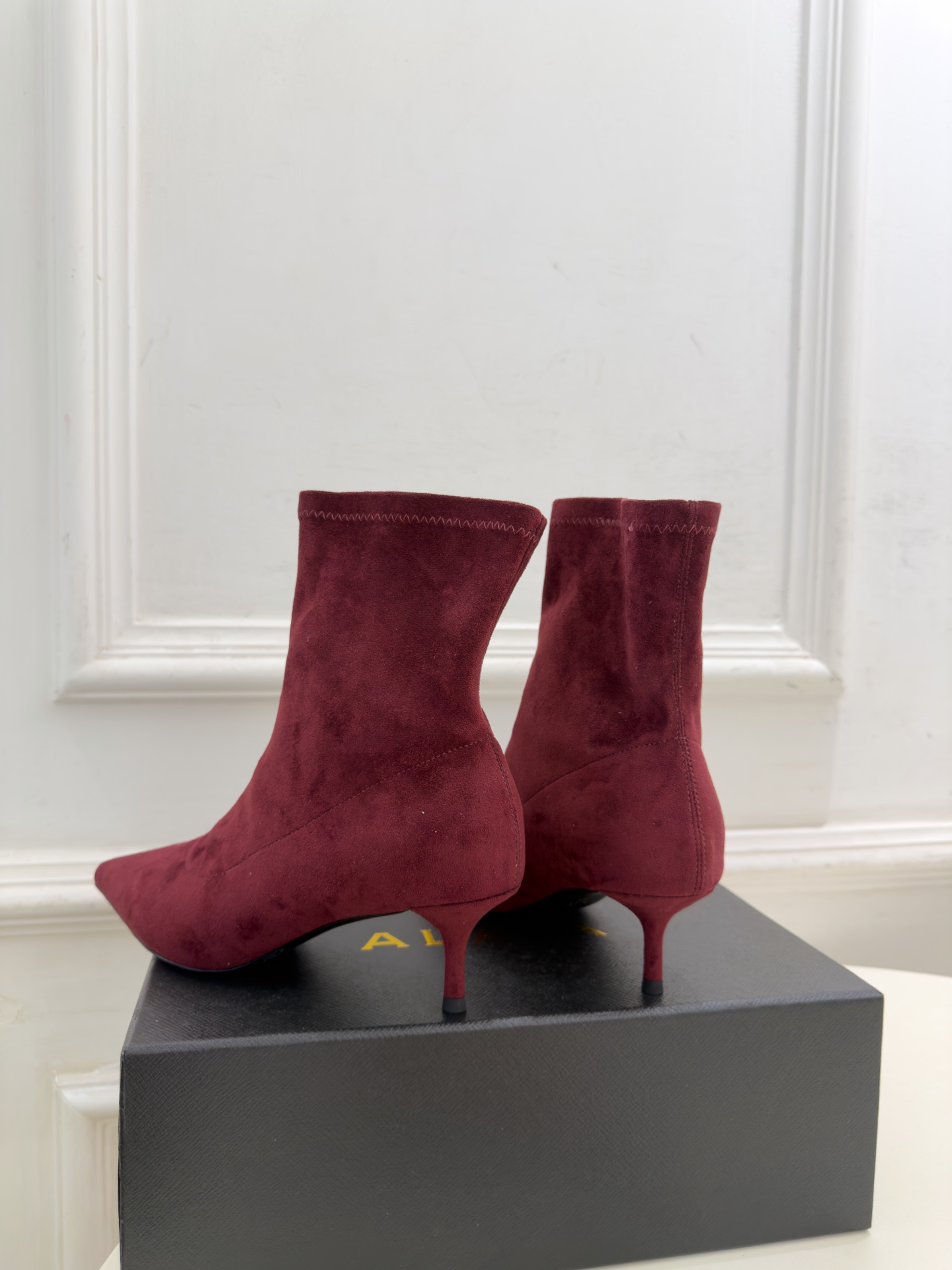 ALAÏA 阿莱亚26𝐬𝐬   2026秋冬新品 秀场同款 极简复古尖头小猫跟短靴 ————————— Alaïa作为这