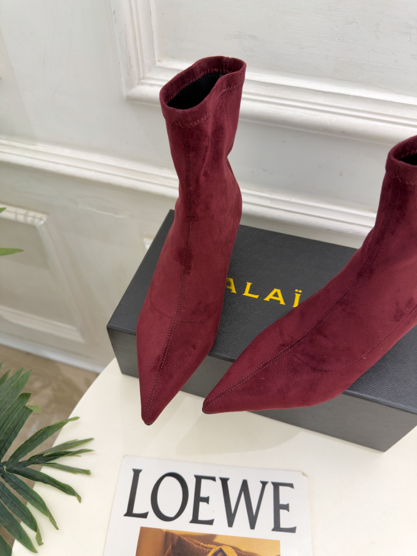 ALAÏA 阿莱亚26𝐬𝐬   2026秋冬新品 秀场同款 极简复古尖头小猫跟短靴 ————————— Alaïa作为这
