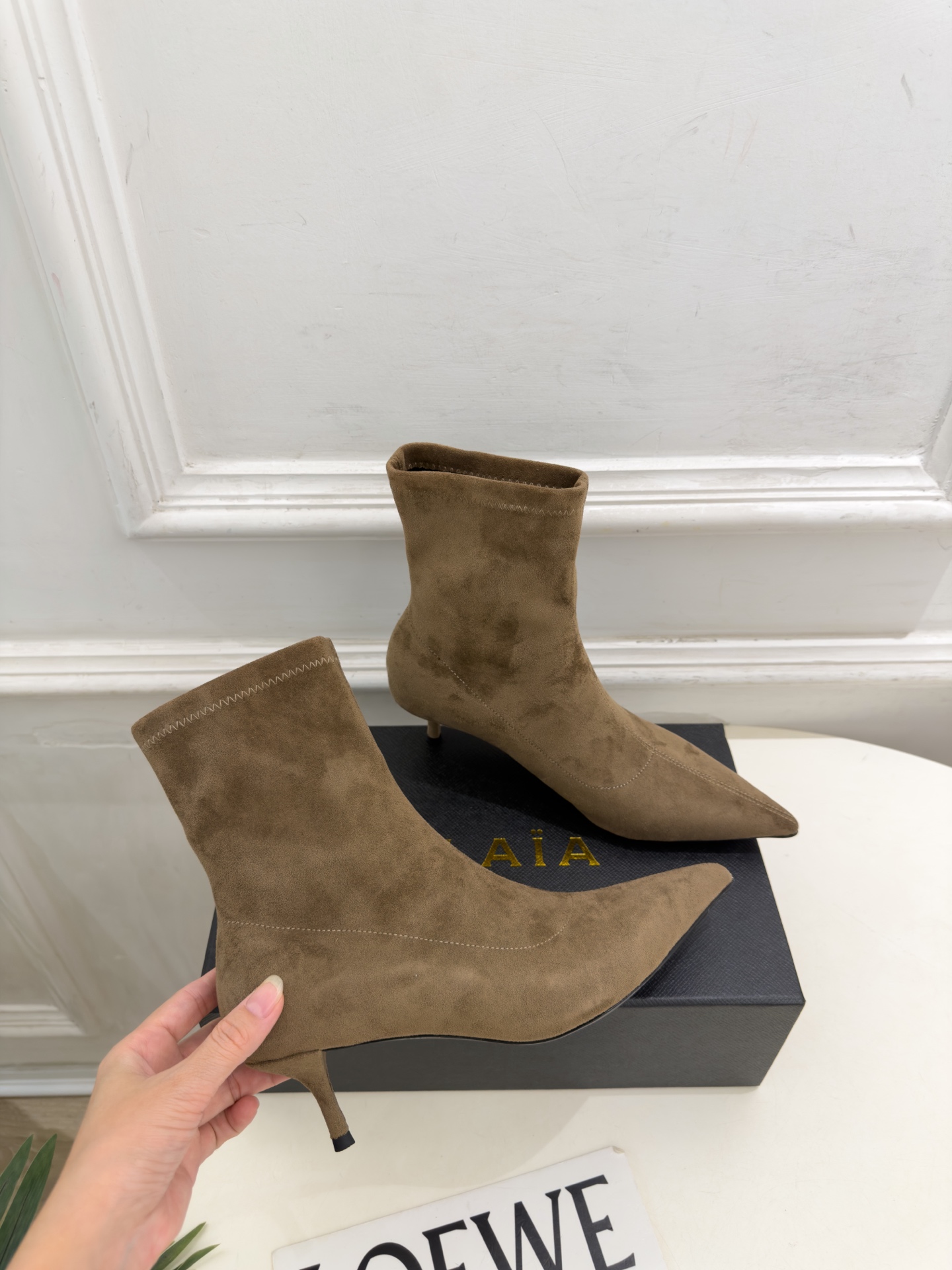 ALAÏA 阿莱亚26𝐬𝐬   2026秋冬新品 秀场同款 极简复古尖头小猫跟短靴 ————————— Alaïa作为这