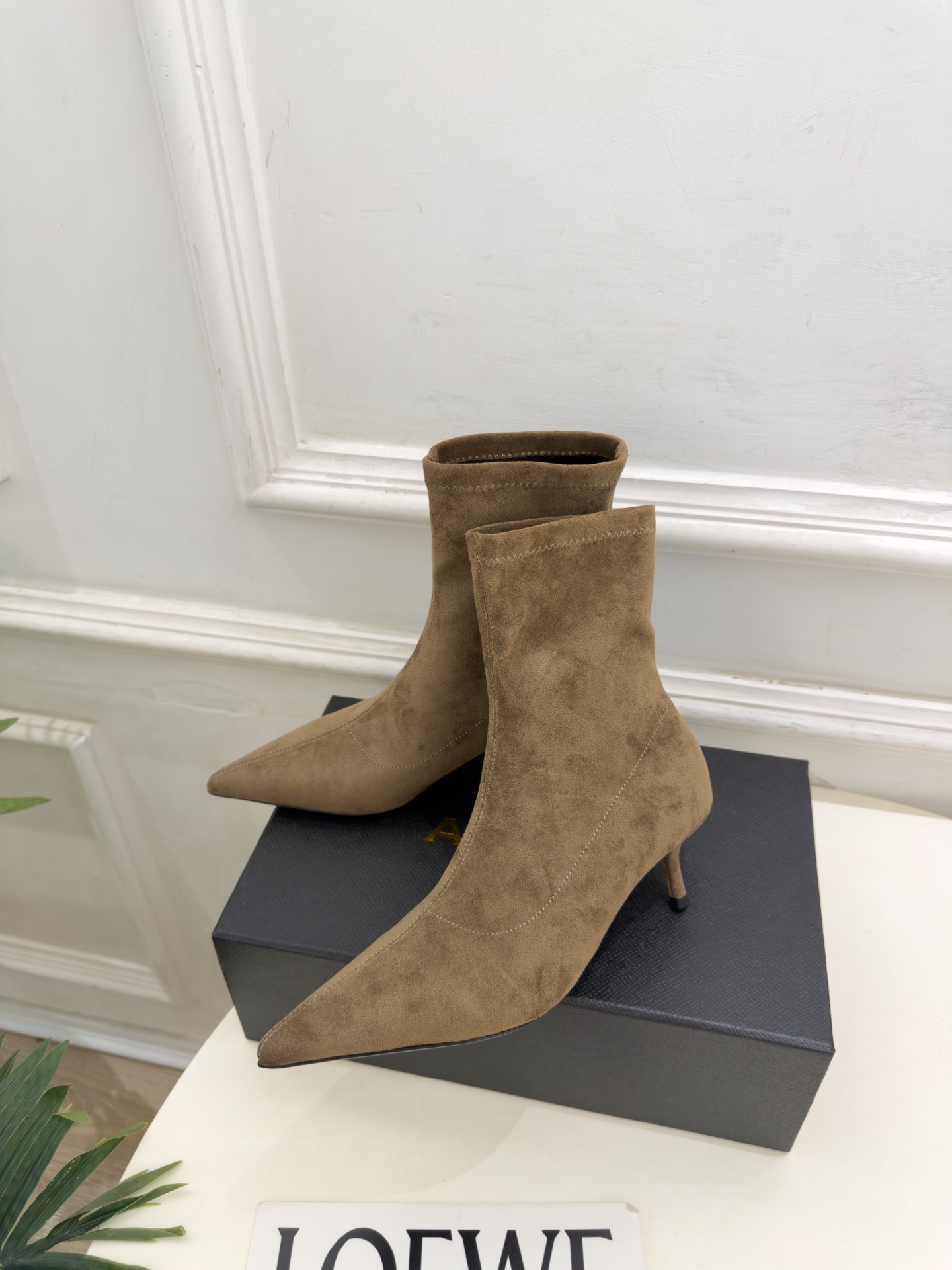 ALAÏA 阿莱亚26𝐬𝐬   2026秋冬新品 秀场同款 极简复古尖头小猫跟短靴 ————————— Alaïa作为这