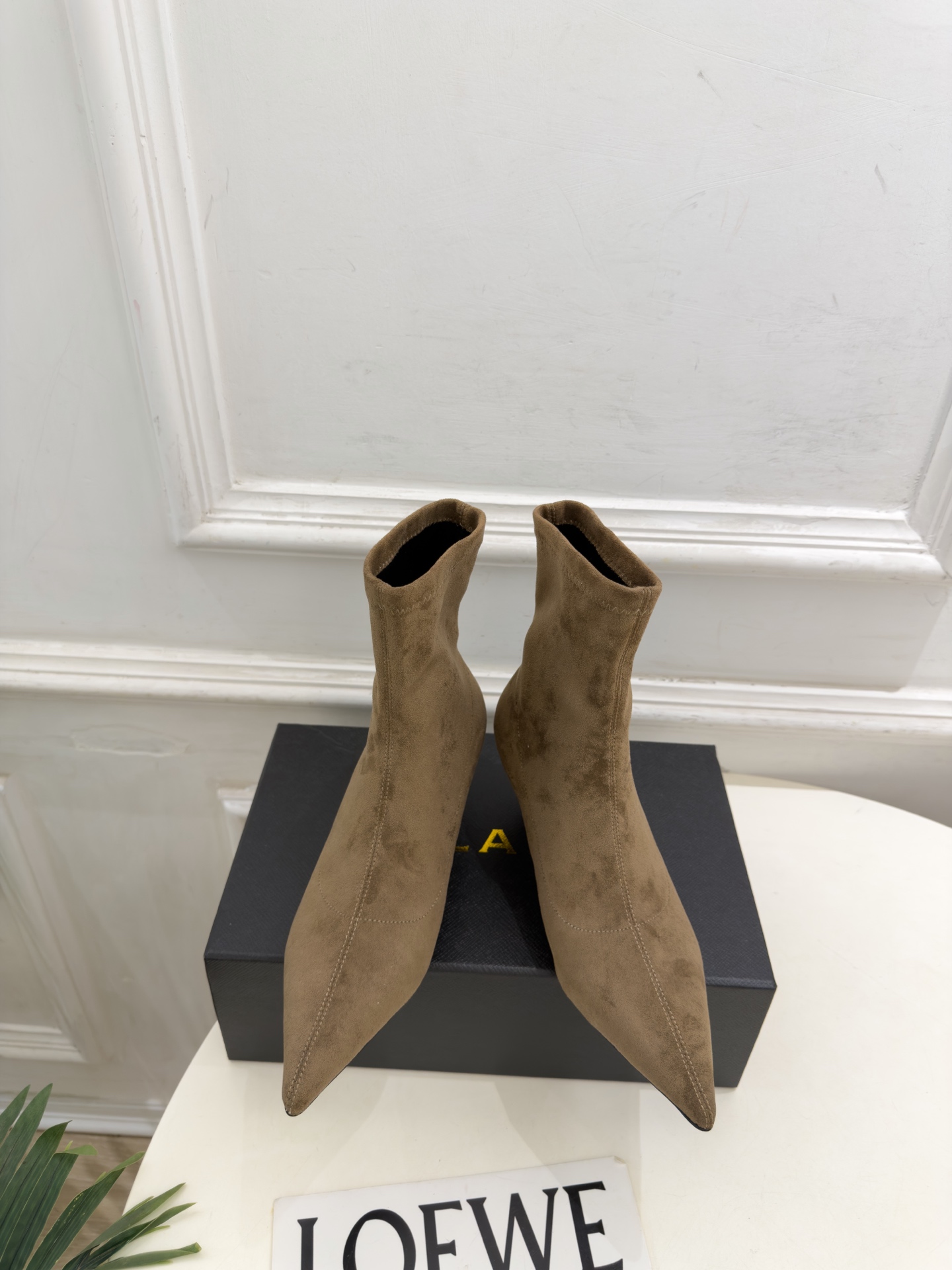 ALAÏA 阿莱亚26𝐬𝐬   2026秋冬新品 秀场同款 极简复古尖头小猫跟短靴 ————————— Alaïa作为这