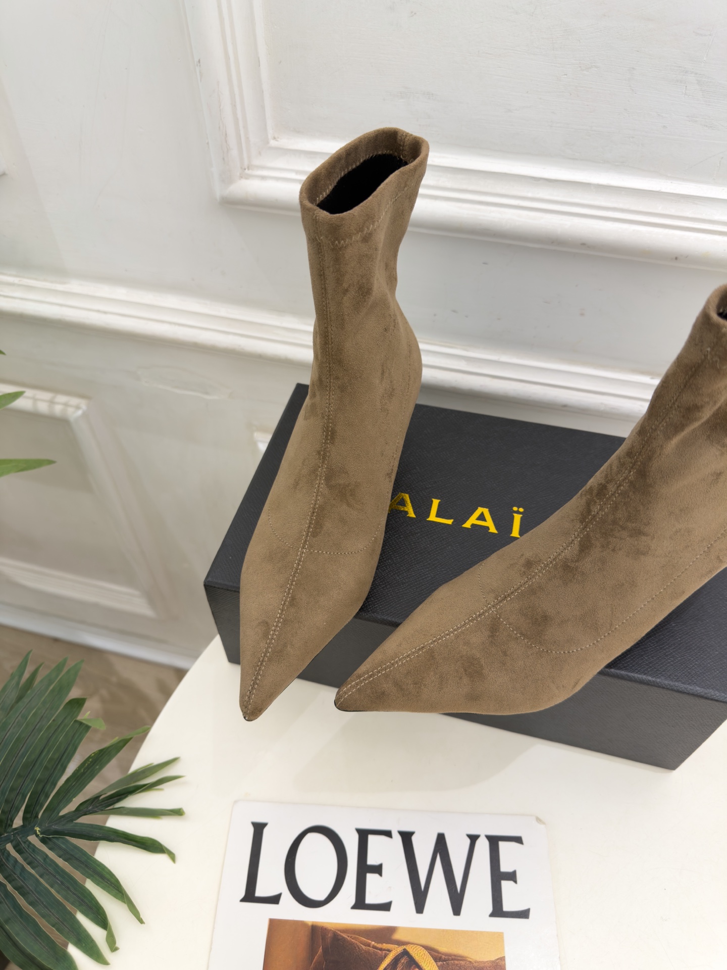 ALAÏA 阿莱亚26𝐬𝐬   2026秋冬新品 秀场同款 极简复古尖头小猫跟短靴 ————————— Alaïa作为这