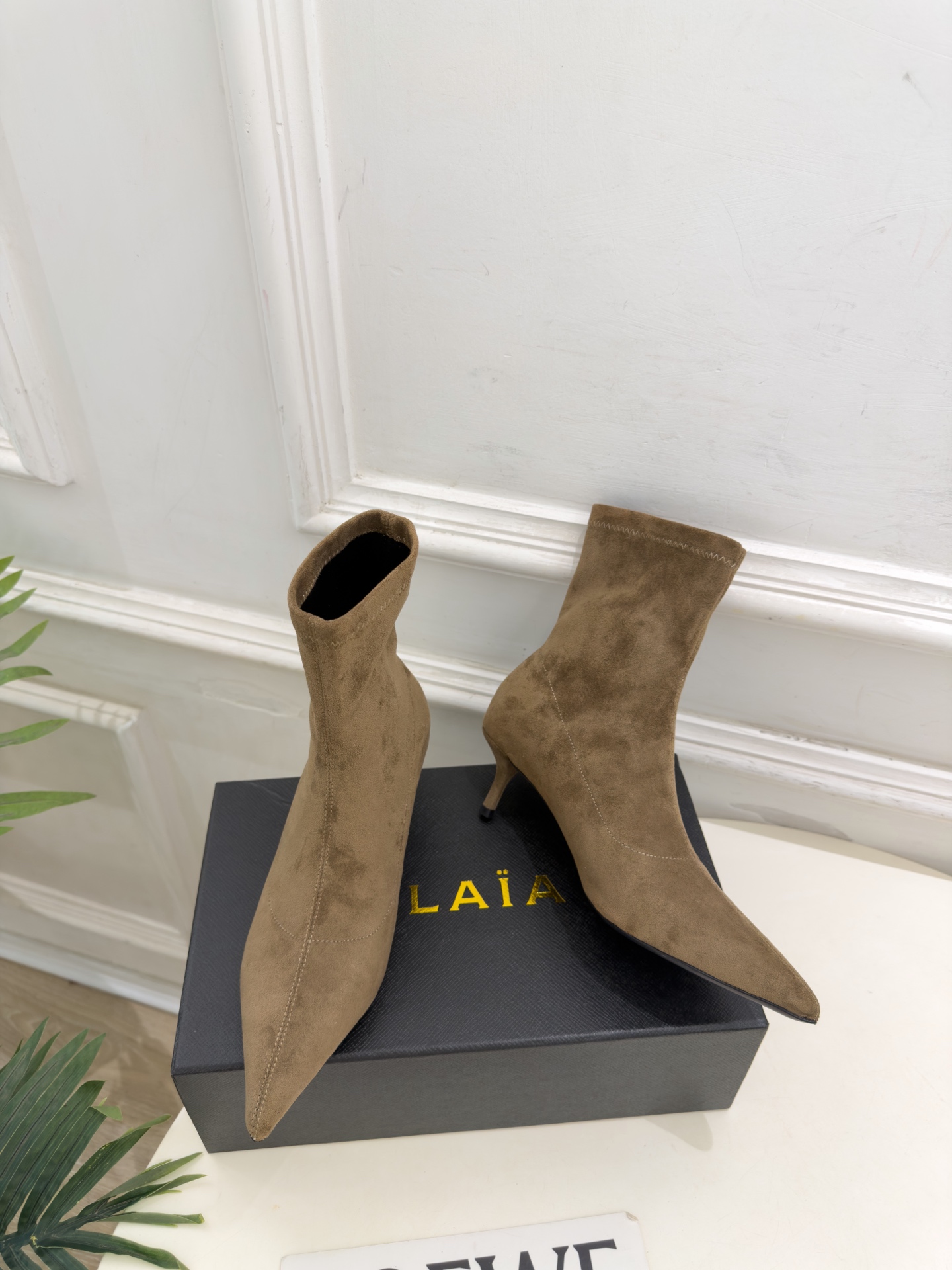 ALAÏA 阿莱亚26𝐬𝐬   2026秋冬新品 秀场同款 极简复古尖头小猫跟短靴 ————————— Alaïa作为这