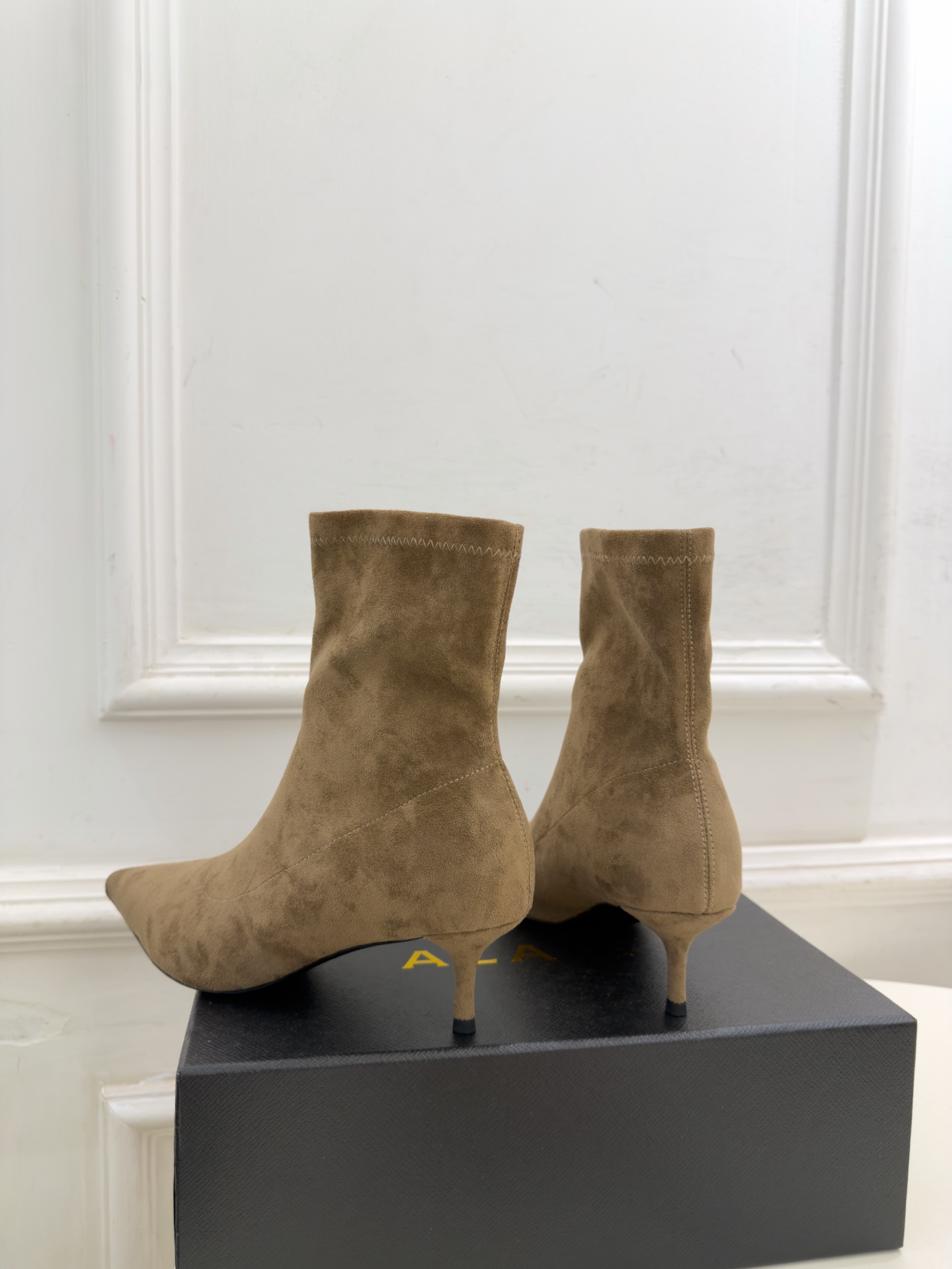 ALAÏA 阿莱亚26𝐬𝐬   2026秋冬新品 秀场同款 极简复古尖头小猫跟短靴 ————————— Alaïa作为这
