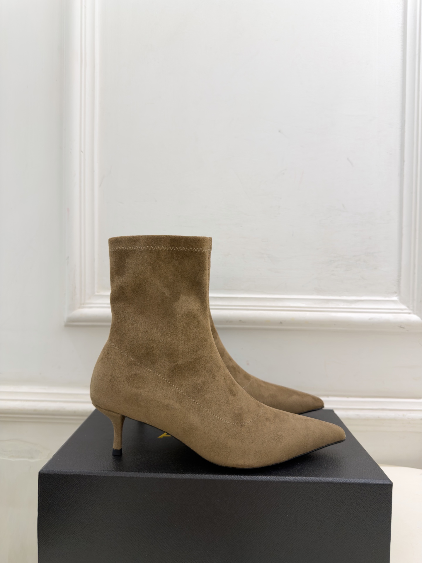 ALAÏA 阿莱亚26𝐬𝐬   2026秋冬新品 秀场同款 极简复古尖头小猫跟短靴 ————————— Alaïa作为这