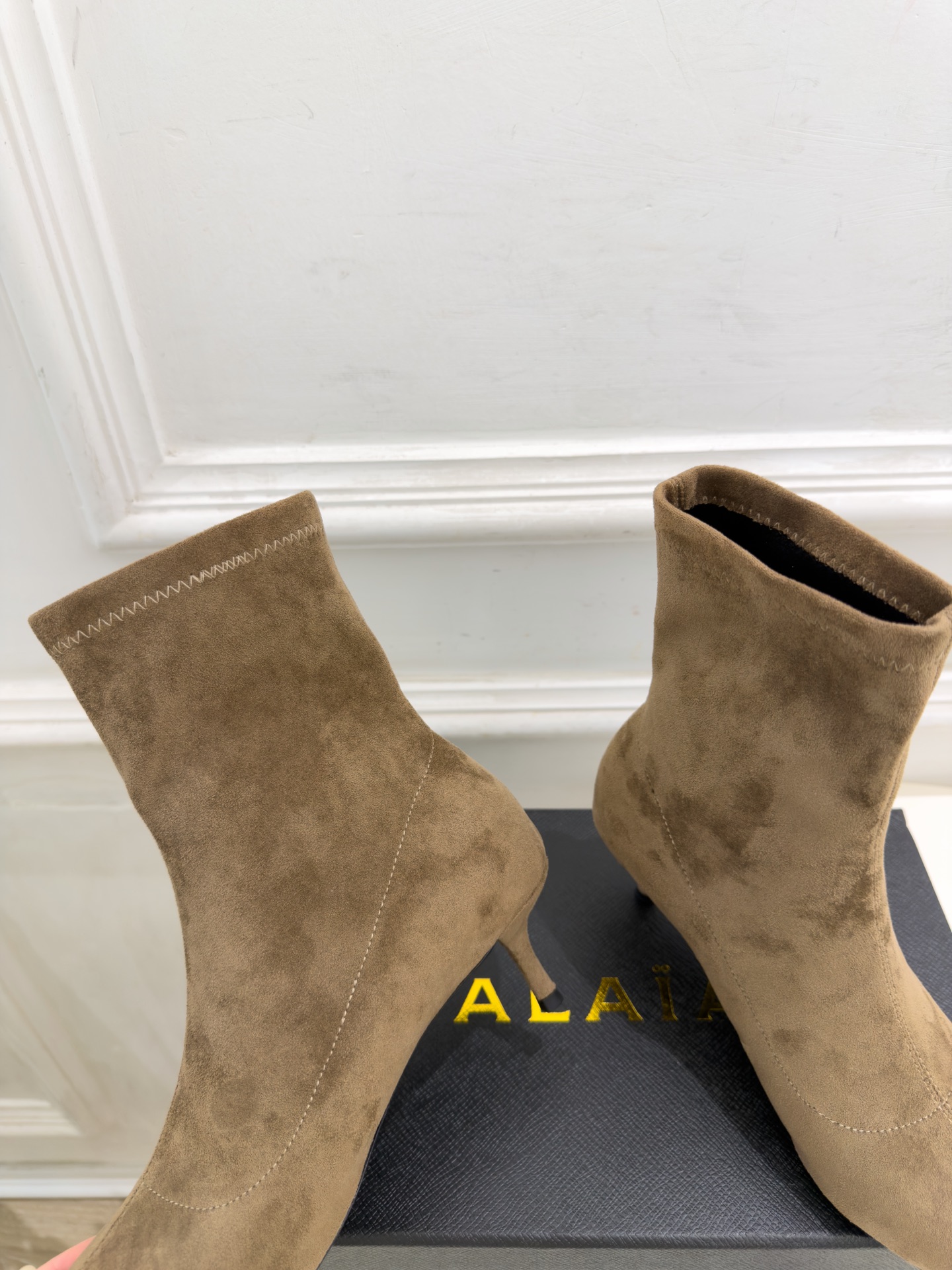 ALAÏA 阿莱亚26𝐬𝐬   2026秋冬新品 秀场同款 极简复古尖头小猫跟短靴 ————————— Alaïa作为这