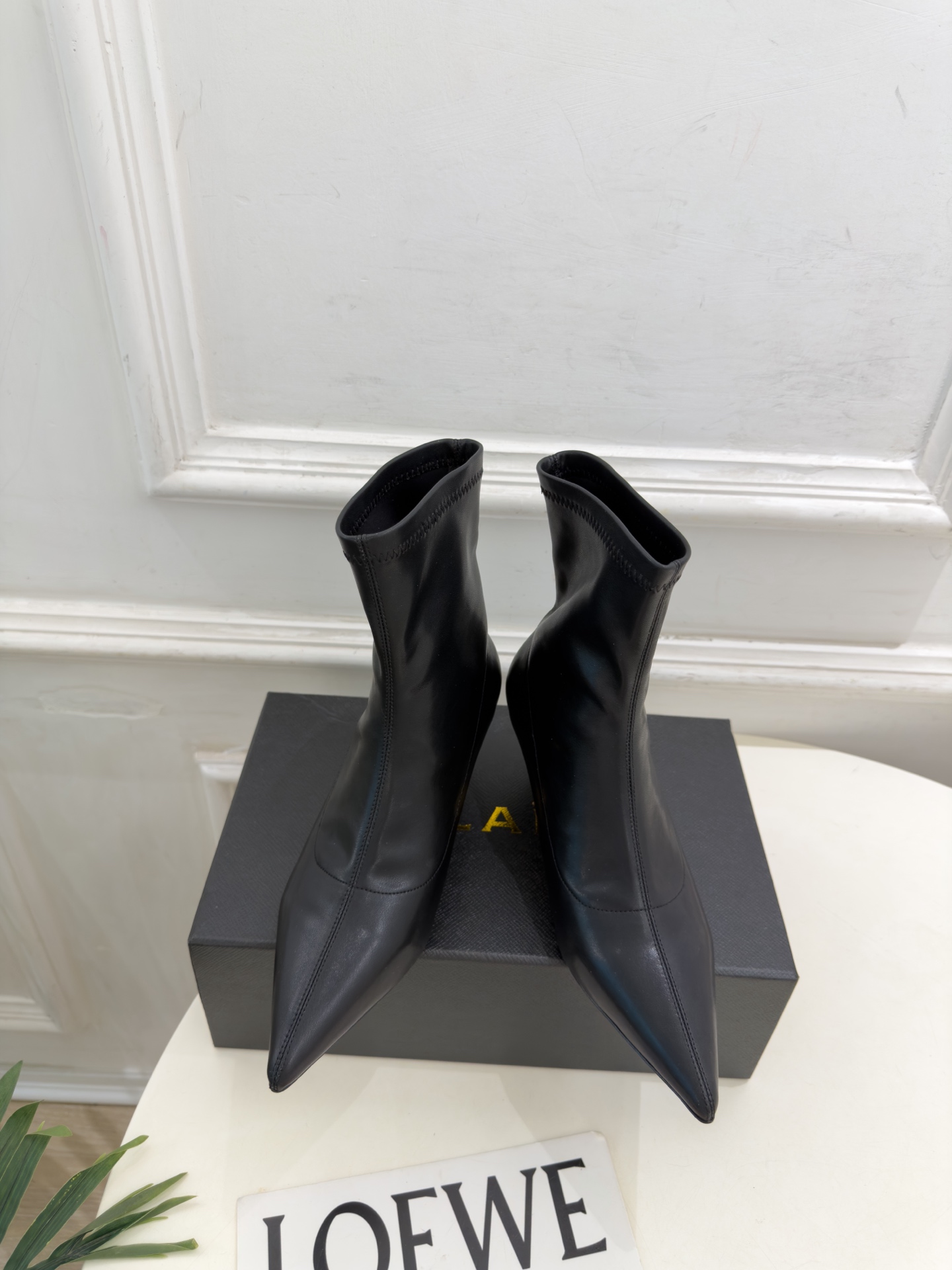 ALAÏA 阿莱亚26𝐬𝐬   2026秋冬新品 秀场同款 极简复古尖头小猫跟短靴 ————————— Alaïa作为这