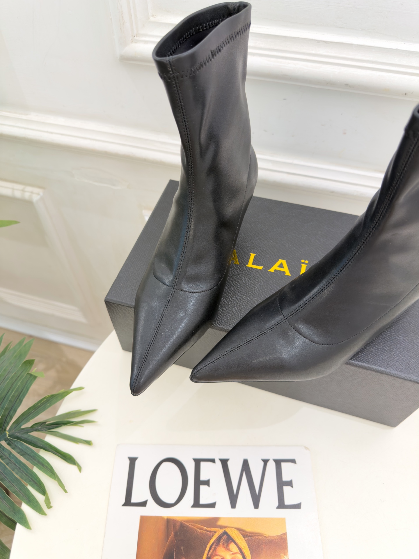 ALAÏA 阿莱亚26𝐬𝐬   2026秋冬新品 秀场同款 极简复古尖头小猫跟短靴 ————————— Alaïa作为这