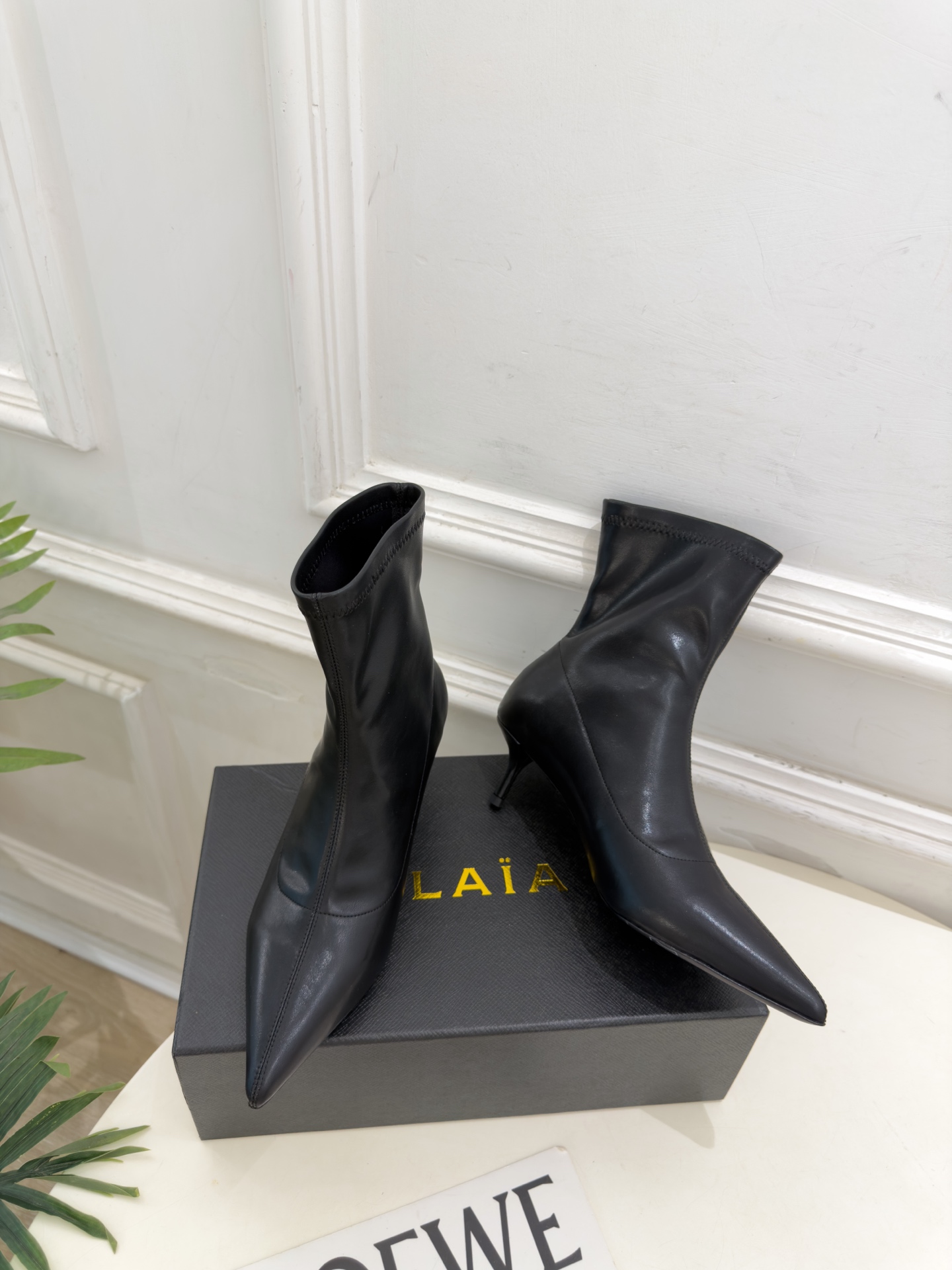 ALAÏA 阿莱亚26𝐬𝐬   2026秋冬新品 秀场同款 极简复古尖头小猫跟短靴 ————————— Alaïa作为这