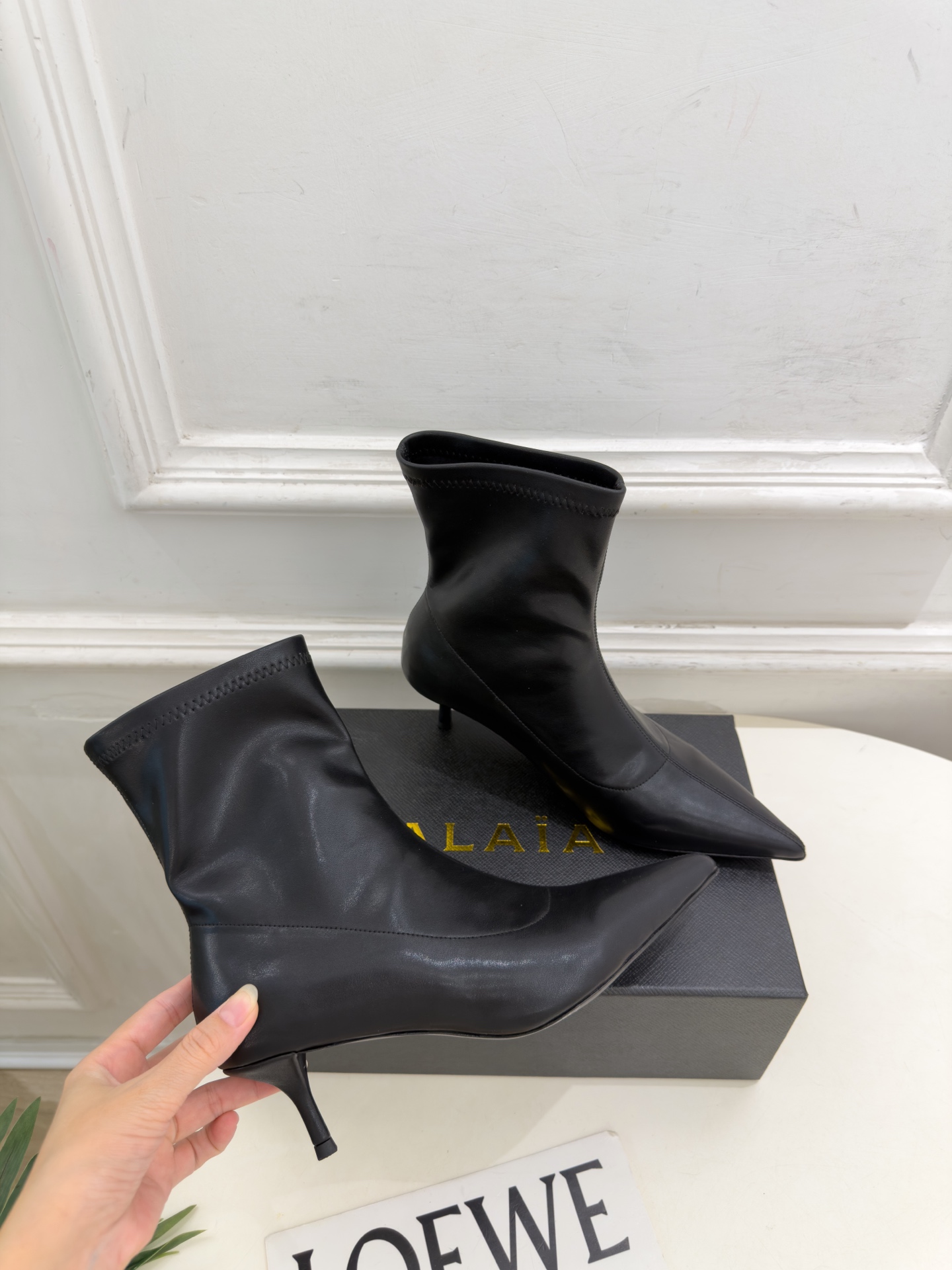 ALAÏA 阿莱亚26𝐬𝐬   2026秋冬新品 秀场同款 极简复古尖头小猫跟短靴 ————————— Alaïa作为这