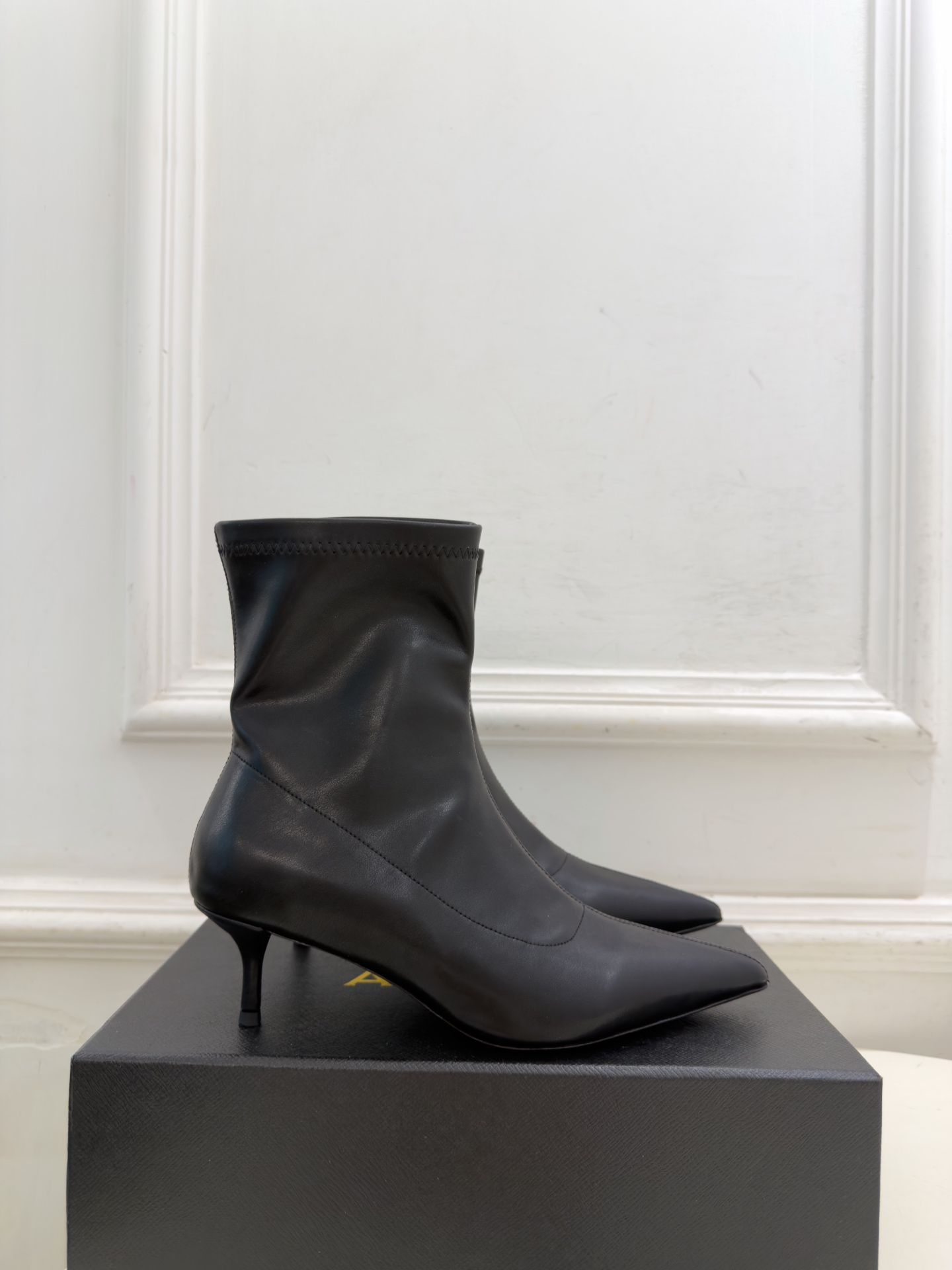 ALAÏA 阿莱亚26𝐬𝐬   2026秋冬新品 秀场同款 极简复古尖头小猫跟短靴 ————————— Alaïa作为这