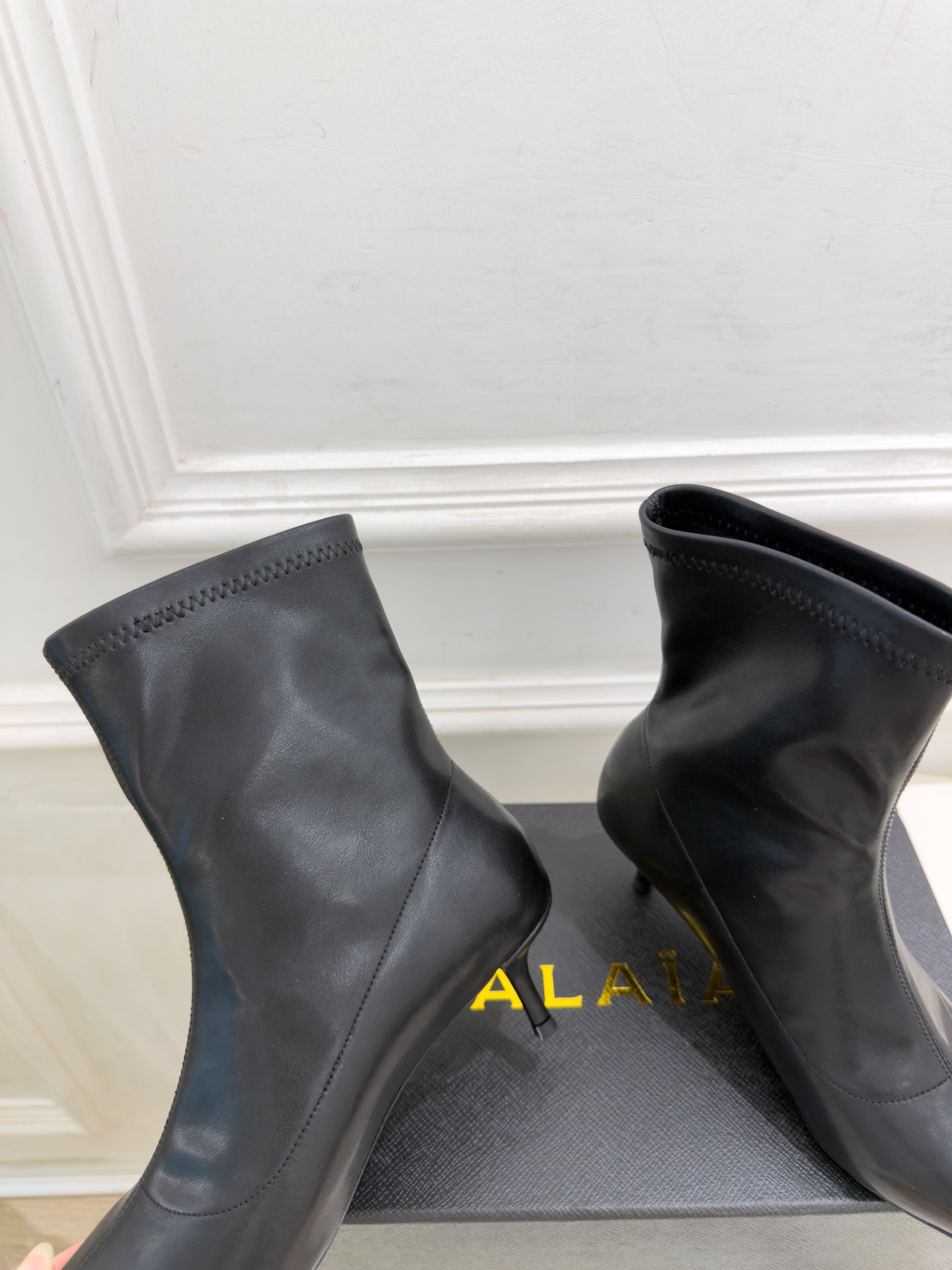 ALAÏA 阿莱亚26𝐬𝐬   2026秋冬新品 秀场同款 极简复古尖头小猫跟短靴 ————————— Alaïa作为这